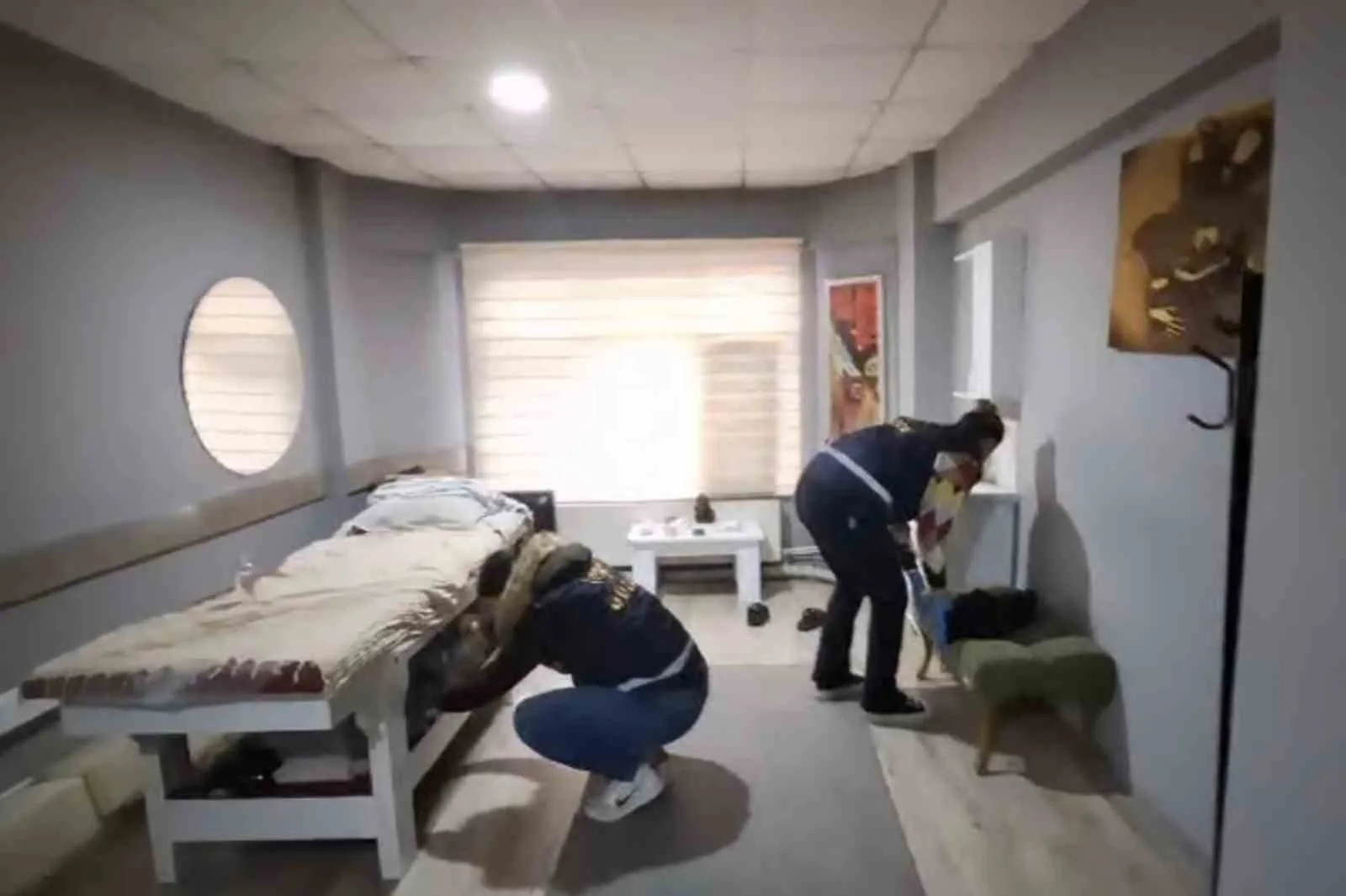 DÜZCE’DE MASAJ SALONLARINDA FUHUŞ YAPILDIĞI YÖNÜNDEKİ İHBARLAR ÜZERİNE YÜRÜTÜLEN SORUŞTURMA KAPSAMINDA 7 ŞÜPHELİ GÖZALTINA ALINDI. ADLİYEYE SEVK EDİLEN ŞÜPHELİLERDEN 5’İ TUTUKLANIRKEN, 1 KİŞİ ADLİ KONTROL ŞARTIYLA SERBEST BIRAKILDI, 1 ŞÜPHELİ İSE SAVCILIK İFADESİNİN ARDINDAN SERBEST KALDI.