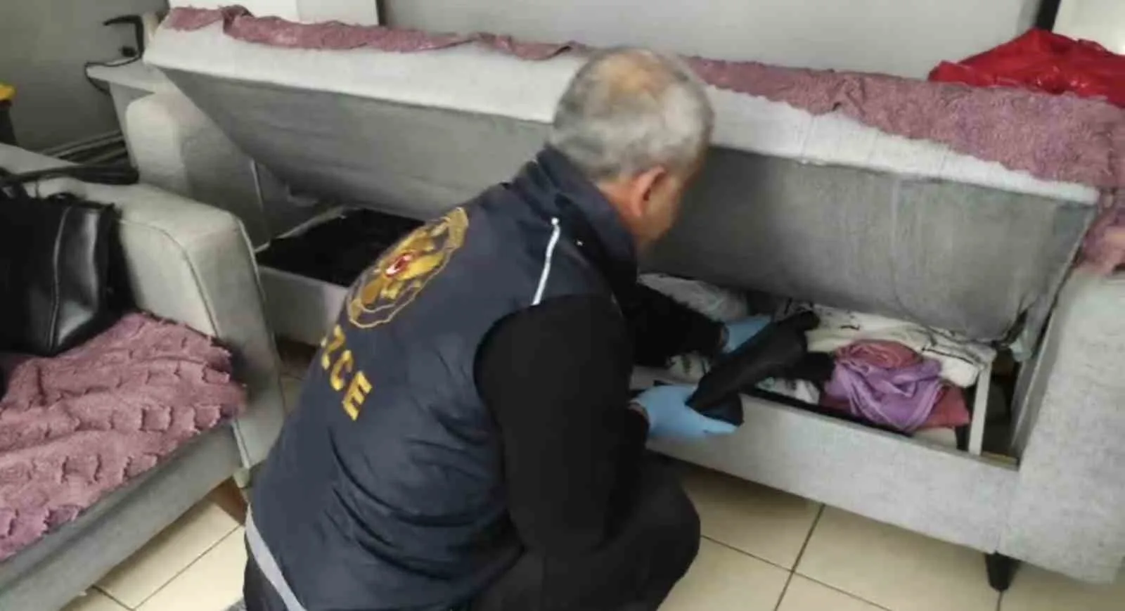 DÜZCE’DE MASAJ SALONLARINDA FUHUŞ YAPILDIĞI YÖNÜNDEKİ İHBARLAR ÜZERİNE YÜRÜTÜLEN SORUŞTURMA KAPSAMINDA 7 ŞÜPHELİ GÖZALTINA ALINDI. ADLİYEYE SEVK EDİLEN ŞÜPHELİLERDEN 5’İ TUTUKLANIRKEN, 1 KİŞİ ADLİ KONTROL ŞARTIYLA SERBEST BIRAKILDI, 1 ŞÜPHELİ İSE SAVCILIK İFADESİNİN ARDINDAN SERBEST KALDI.