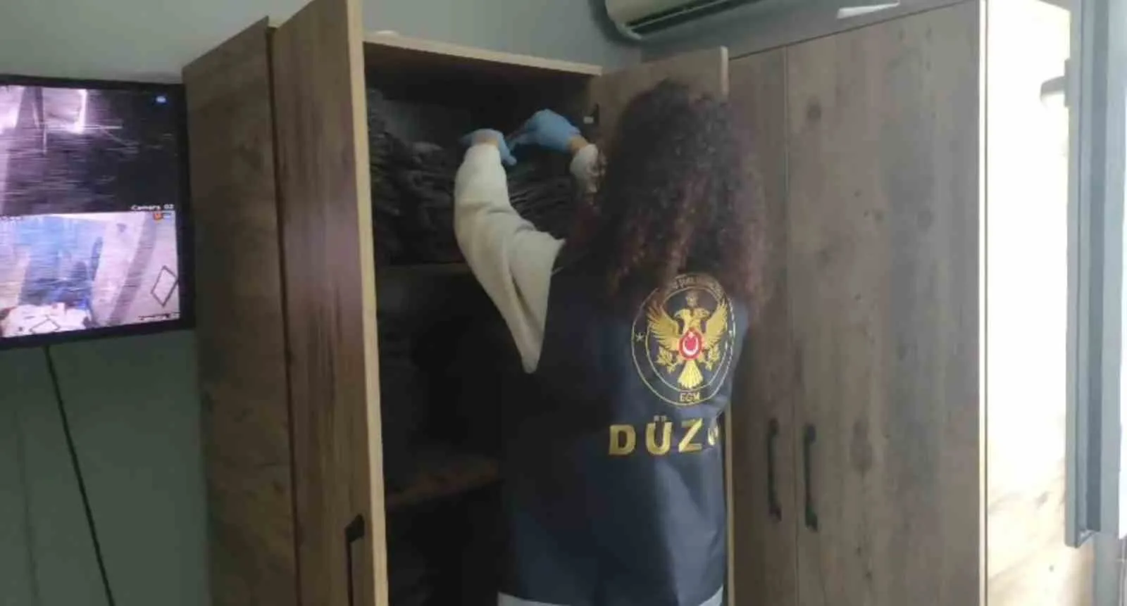 DÜZCE’DE MASAJ SALONLARINDA FUHUŞ YAPILDIĞI YÖNÜNDEKİ İHBARLAR ÜZERİNE YÜRÜTÜLEN SORUŞTURMA KAPSAMINDA 7 ŞÜPHELİ GÖZALTINA ALINDI. ADLİYEYE SEVK EDİLEN ŞÜPHELİLERDEN 5’İ TUTUKLANIRKEN, 1 KİŞİ ADLİ KONTROL ŞARTIYLA SERBEST BIRAKILDI, 1 ŞÜPHELİ İSE SAVCILIK İFADESİNİN ARDINDAN SERBEST KALDI.