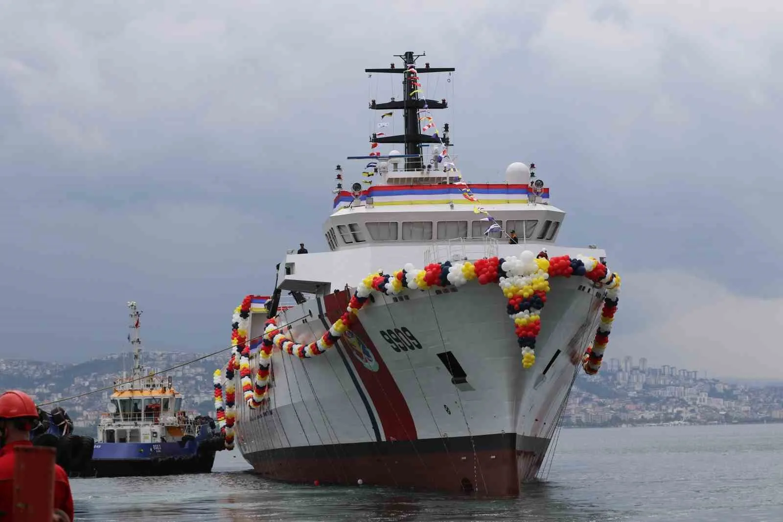 MALEZYA SAHİL GÜVENLİK KOMUTANLIĞI İÇİN KOCAELİ'DE İNŞA EDİLEN 99 METRE UZUNLUĞUNDAKİ MPMS-1, İÇİŞLERİ BAKANI MUSTAFA ÇİFTÇİ VE MALEZYA İÇİŞLERİ BAKANI DATUK SERİ SAİFUDDİN NASUTİON BİN ISMAİL'İN KATILDIĞI TÖRENLE DENİZE İNDİRİLDİ.