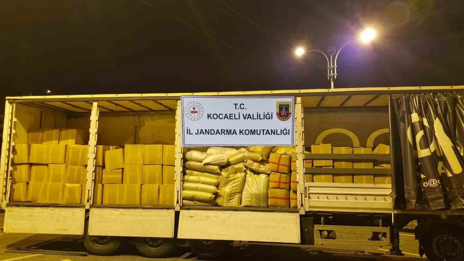 KOCAELİ’DE JANDARMA EKİPLERİNİN KAÇAKÇILIKLA MÜCADELE KAPSAMINDA DÜZENLEDİĞİ OPERASYONLARDA 6 TON 250 KİLOGRAM KIYILMIŞ TÜTÜN İLE ROMA VE HELENİSTİK DÖNEMLERE AİT OLDUĞU DEĞERLENDİRİLEN 511 TARİHİ ESER ELE GEÇİRİLDİ.