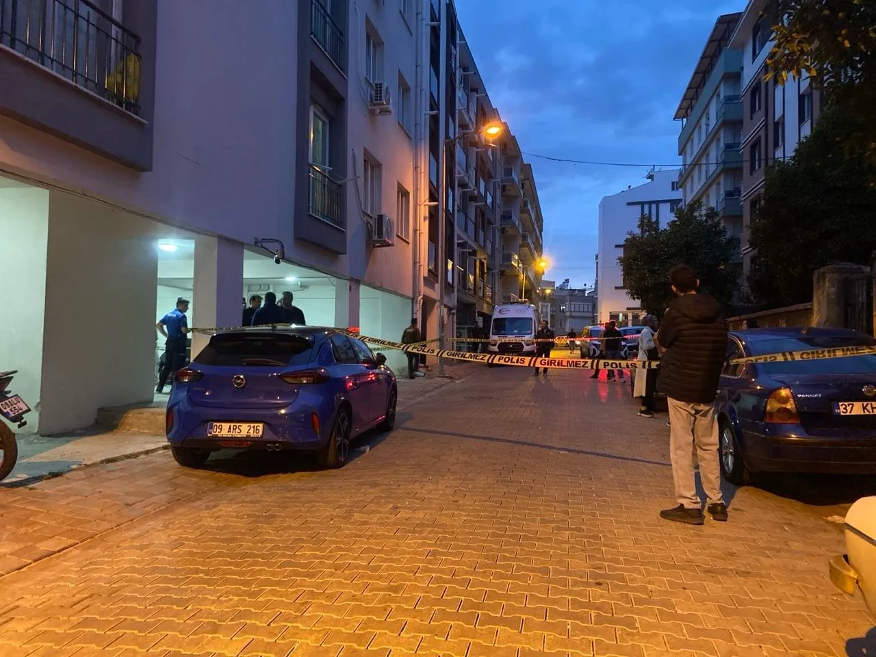 AYDIN'IN EFELER İLÇESİNDE MEYDANA GELEN OLAYDA ALPARSLAN SARGIN İSİMLİ ŞAHIS APARTMAN DAİRESİNDE BAŞINDAN SİLAHLA VURULMUŞ HALDE BULUNURKEN, SARGIN'IN BUNDAN 10 YIL ÖNCE DÖNEMİN CUMHURİYET HALK PARTİSİ (CHP) GENEL BAŞKANI BACAĞINDAN SİLAHLA VURARAK YARALAYAN KİŞİ OLDUĞU ÖĞRENİLDİ.