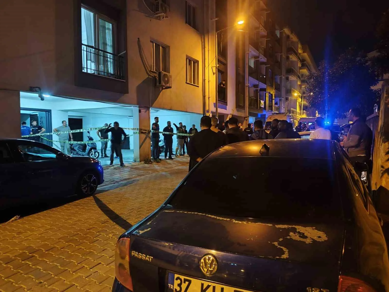 AYDIN'IN EFELER İLÇESİNDE MEYDANA GELEN OLAYDA ALPARSLAN SARGIN İSİMLİ ŞAHIS APARTMAN DAİRESİNDE BAŞINDAN SİLAHLA VURULMUŞ HALDE BULUNURKEN, SARGIN'IN BUNDAN 10 YIL ÖNCE DÖNEMİN CUMHURİYET HALK PARTİSİ (CHP) GENEL BAŞKANI BACAĞINDAN SİLAHLA VURARAK YARALAYAN KİŞİ OLDUĞU ÖĞRENİLDİ.