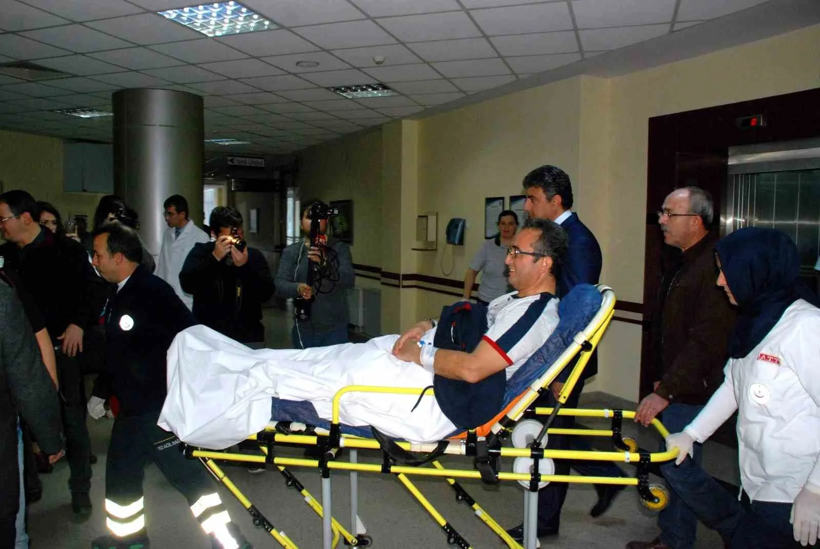 AYDIN'IN EFELER İLÇESİNDE MEYDANA GELEN OLAYDA ALPARSLAN SARGIN İSİMLİ ŞAHIS APARTMAN DAİRESİNDE BAŞINDAN SİLAHLA VURULMUŞ HALDE BULUNURKEN, SARGIN'IN BUNDAN 10 YIL ÖNCE DÖNEMİN CUMHURİYET HALK PARTİSİ (CHP) GENEL BAŞKANI BÜLENT TEZCAN'I (FOTOĞRAFTA) BACAĞINDAN SİLAHLA VURARAK YARALAYAN KİŞİ OLDUĞU ÖĞRENİLDİ.
