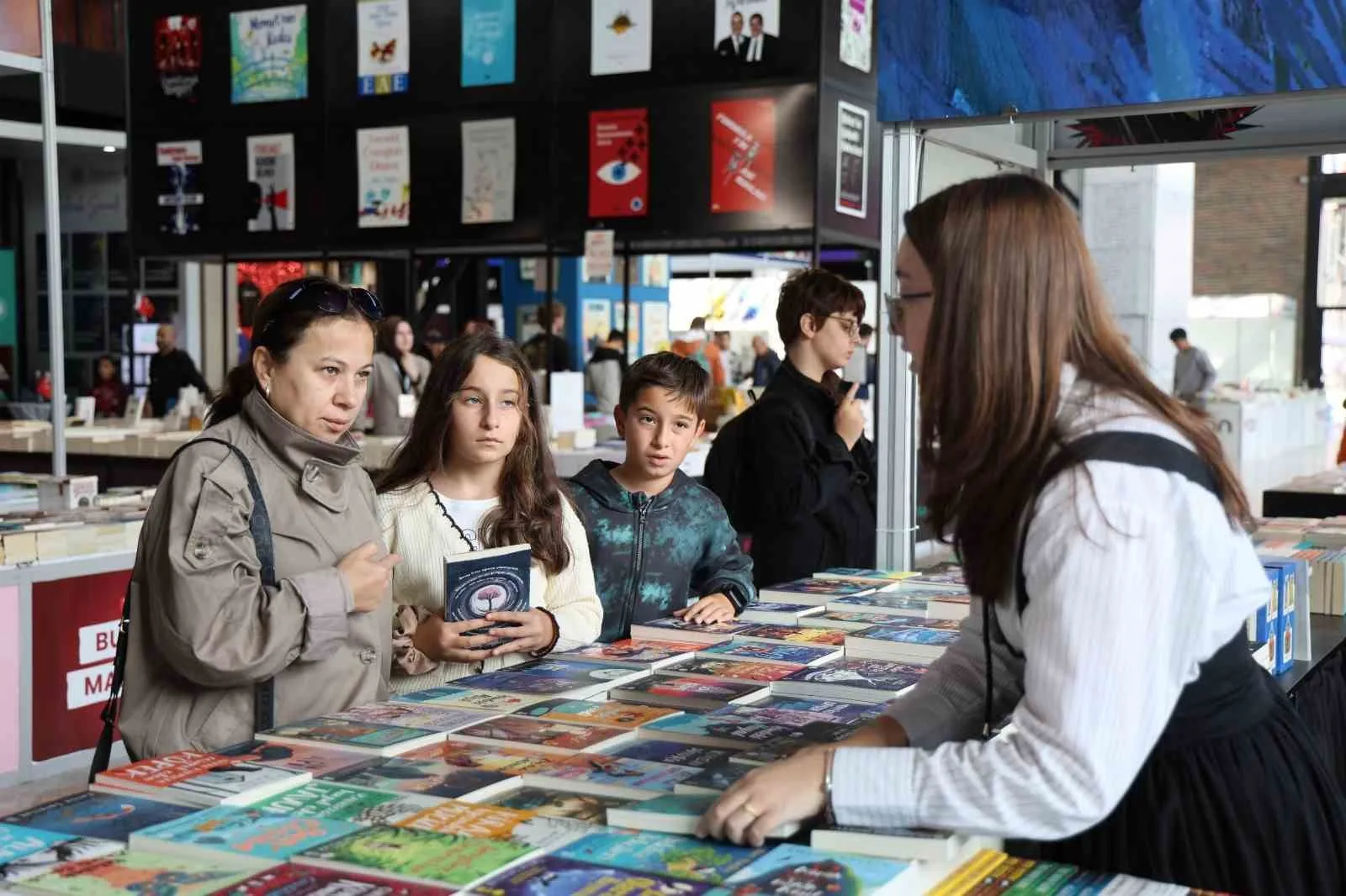 KOCAELİ’DE KİTAP VE EDEBİYAT TUTKUNLARINI BULUŞTURAN 16. ULUSLARARASI KOCAELİ KİTAP FUARI KAPILARINI AÇTI. HER YAŞTAN OKURUN AKIN ETTİĞİ FUARDA, KİTAP STANTLARI, YAZAR BULUŞMALARI, SÖYLEŞİ VE İMZA ETKİNLİKLERİYLE İLK GÜN YOĞUNLUĞU YAŞANDI.