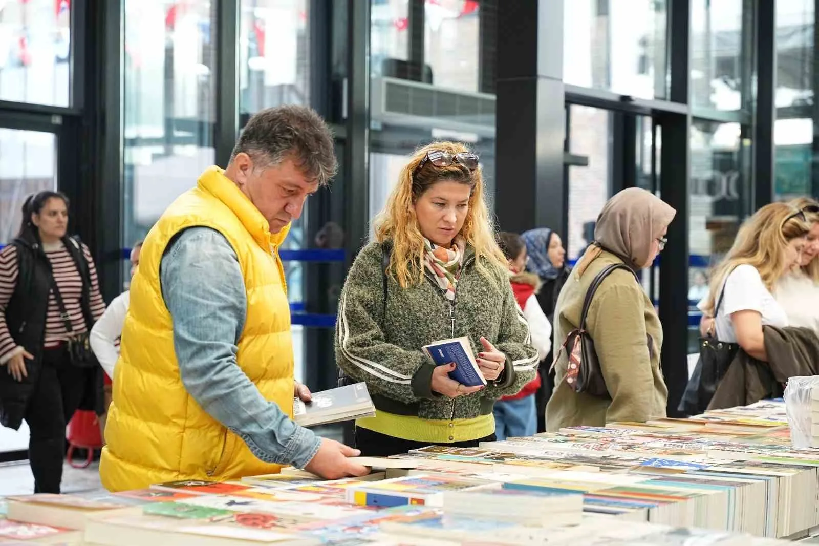KOCAELİ’DE KİTAP VE EDEBİYAT TUTKUNLARINI BULUŞTURAN 16. ULUSLARARASI KOCAELİ KİTAP FUARI KAPILARINI AÇTI. HER YAŞTAN OKURUN AKIN ETTİĞİ FUARDA, KİTAP STANTLARI, YAZAR BULUŞMALARI, SÖYLEŞİ VE İMZA ETKİNLİKLERİYLE İLK GÜN YOĞUNLUĞU YAŞANDI.