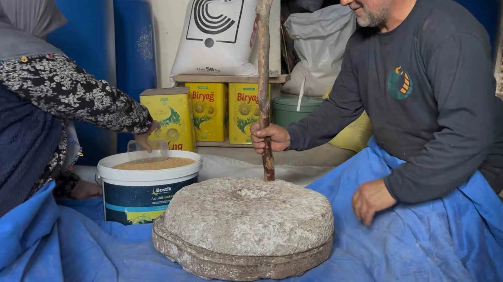 SAKARYA'NIN KAYNARCA İLÇESİNDE AZİZ VE VASFİYE CEYLAN ÇİFTİ, AİLELERİNDEN MİRAS KALAN 90 YILLIK DARI ÜRETİMİ VE ÖĞÜTME GELENEĞİNİ SÜRDÜRÜYOR. TARLADA YETİŞTİRDİKLERİ DARILARI EVLERİNİN ALTINDAKİ EL YAPIMI TAŞ DEĞİRMENDE ÖĞÜTEN ÇİFT, ELDE ETTİKLERİ DARI ÖZÜYLE YÖRESEL ÜRE TATLISININ YAŞATILMASINA KATKI SAĞLIYOR.