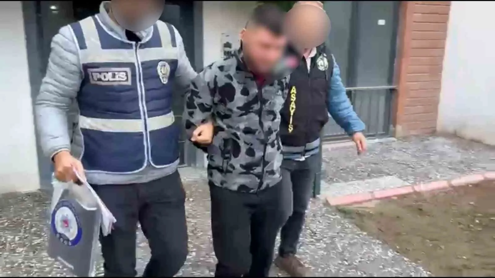BURSA'DA MASAJ SALONLARI ÜZERİNDEN KADINLARI FUHŞA TEŞVİK EDEREK HAKSIZ KAZANÇ SAĞLADIKLARI VE ELDE EDİLEN GELİRLERİ AKLADIKLARI ÖNE SÜRÜLEN ŞÜPHELİLERE YÖNELİK DÜZENLENEN OPERASYONDA 21 KADIN KURTARILIRKEN, 12 ŞÜPHELİ GÖZALTINA ALINDI. ŞÜPHELİLERE AİT YAKLAŞIK 11 MİLYON LİRALIK MAL VARLIĞINA DA EL KONULDU.