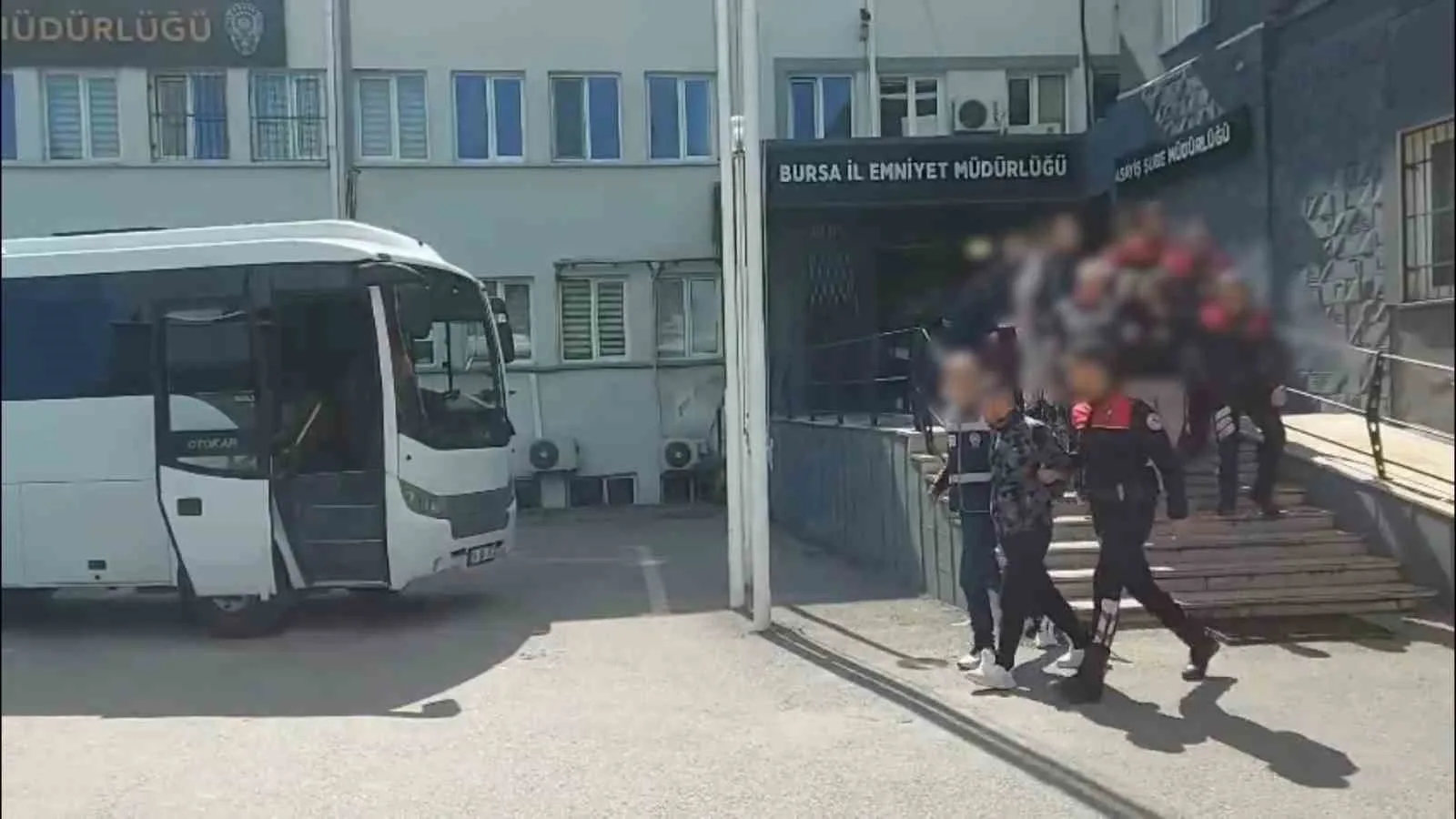 BURSA'DA MASAJ SALONLARI ÜZERİNDEN KADINLARI FUHŞA TEŞVİK EDEREK HAKSIZ KAZANÇ SAĞLADIKLARI VE ELDE EDİLEN GELİRLERİ AKLADIKLARI ÖNE SÜRÜLEN ŞÜPHELİLERE YÖNELİK DÜZENLENEN OPERASYONDA 21 KADIN KURTARILIRKEN, 12 ŞÜPHELİ GÖZALTINA ALINDI. ŞÜPHELİLERE AİT YAKLAŞIK 11 MİLYON LİRALIK MAL VARLIĞINA DA EL KONULDU.