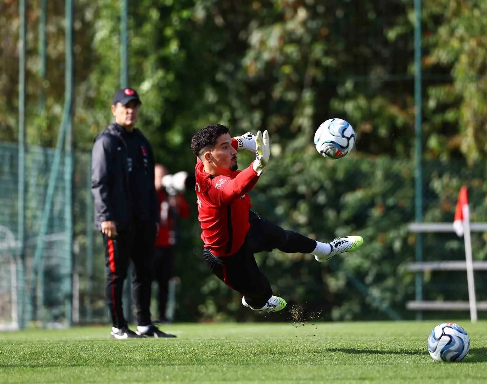 A MİLLİ TAKIM, UEFA ULUSLAR A LİGİ 1. GRUP'TA İTALYA İLE OYNAYACAĞI KARŞILAŞMANIN HAZIRLIKLARINA BELÇİKA'DA BAŞLADI.