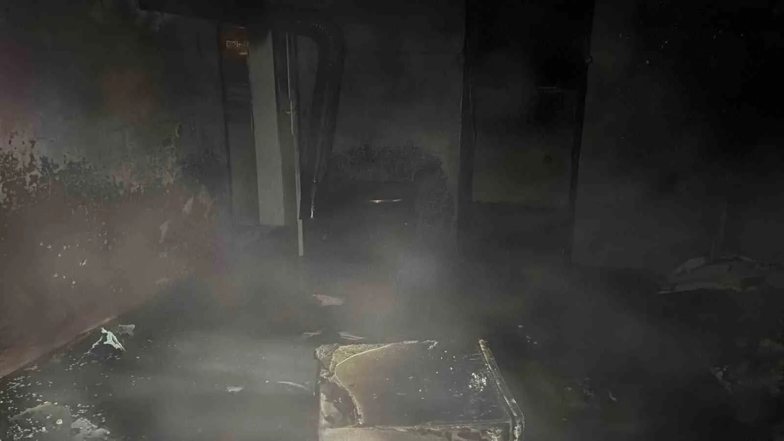 BOLU’DA SOBA YAKMAK İSTEYEN KİŞİNİN YAKTIĞI ATEŞİN EVE SIÇRAMASI SONUCU YANGIN ÇIKTI. TEK KATLI EVDE MADDİ HASAR MEYDANA GELDİ.