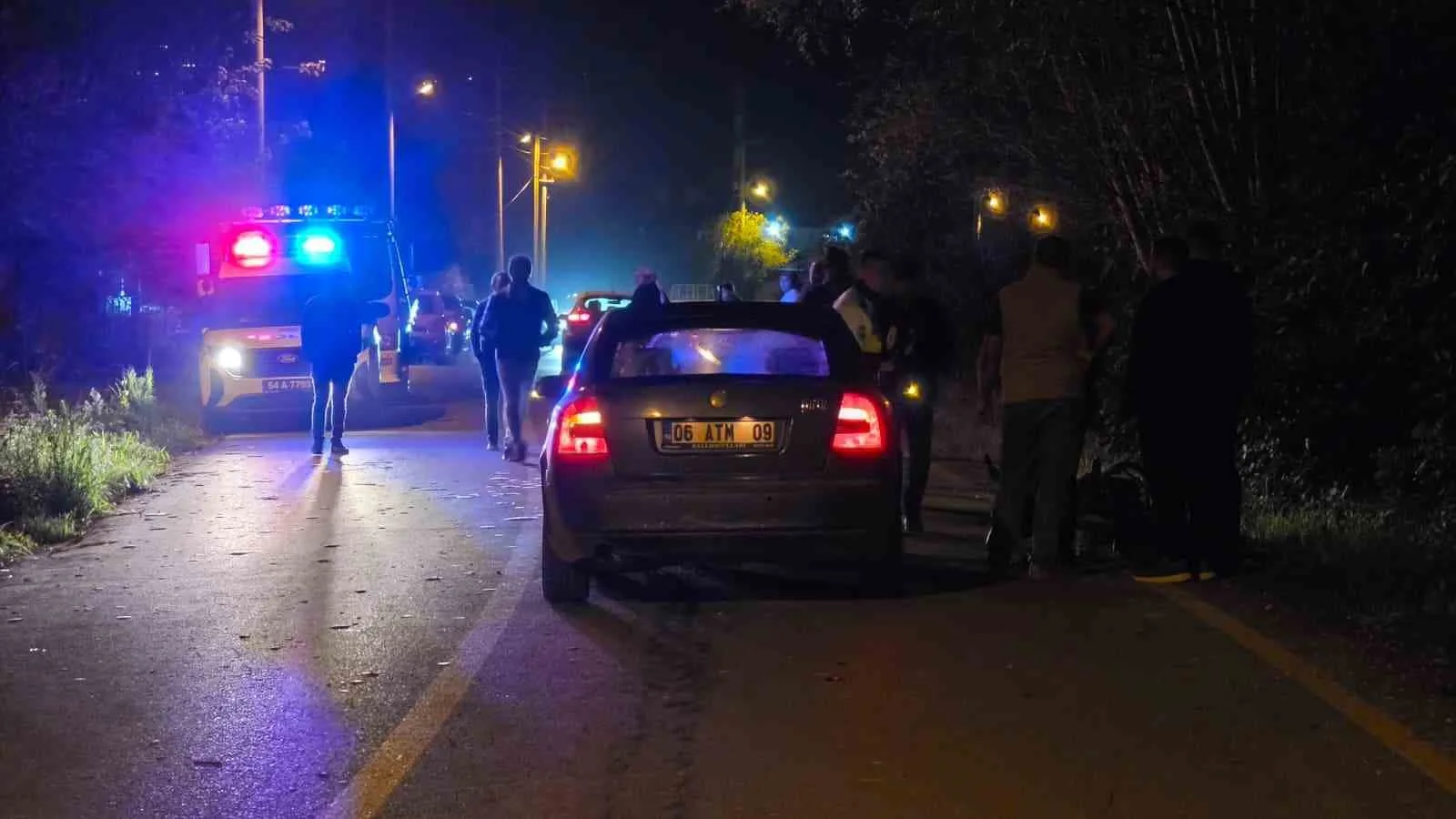 SAKARYA’NIN AKYAZI İLÇESİNDE MOTOSİKLET İLE OTOMOBİLİN ÇARPIŞMASI NETİCESİNDE MEYDANA GELEN TRAFİK KAZASINDA MOTOSİKLET SÜRÜCÜSÜ HAYATINI KAYBETTİ.