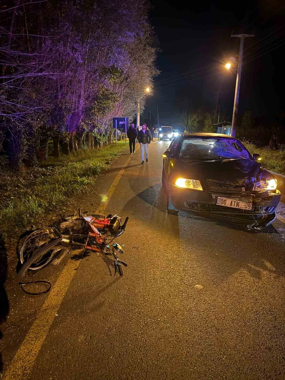 SAKARYA’NIN AKYAZI İLÇESİNDE MOTOSİKLET İLE OTOMOBİLİN ÇARPIŞMASI NETİCESİNDE MEYDANA GELEN TRAFİK KAZASINDA MOTOSİKLET SÜRÜCÜSÜ HAYATINI KAYBETTİ.