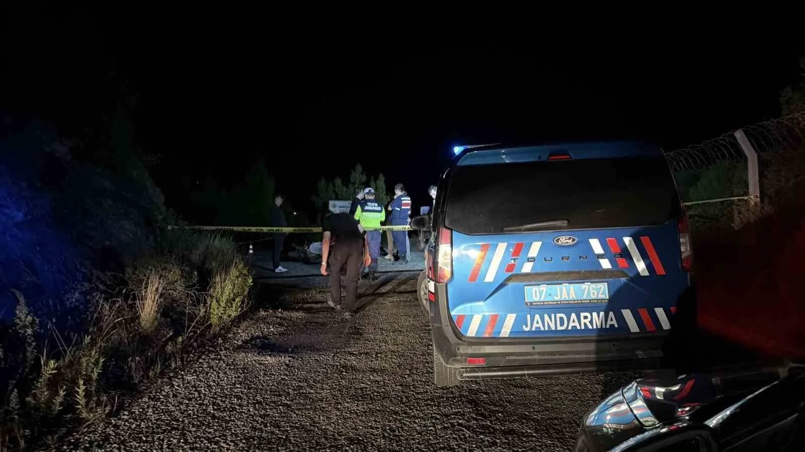 ANTALYA’NIN GAZİPAŞA İLÇESİNDE 20 YAŞINDAKİ GENÇ YOL KENARINDA  ÖLÜ BULUNDU.