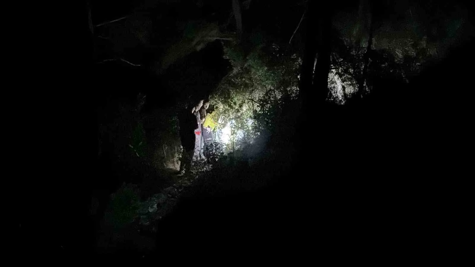 ANTALYA’NIN GAZİPAŞA İLÇESİNDE 20 YAŞINDAKİ GENÇ YOL KENARINDA  ÖLÜ BULUNDU.