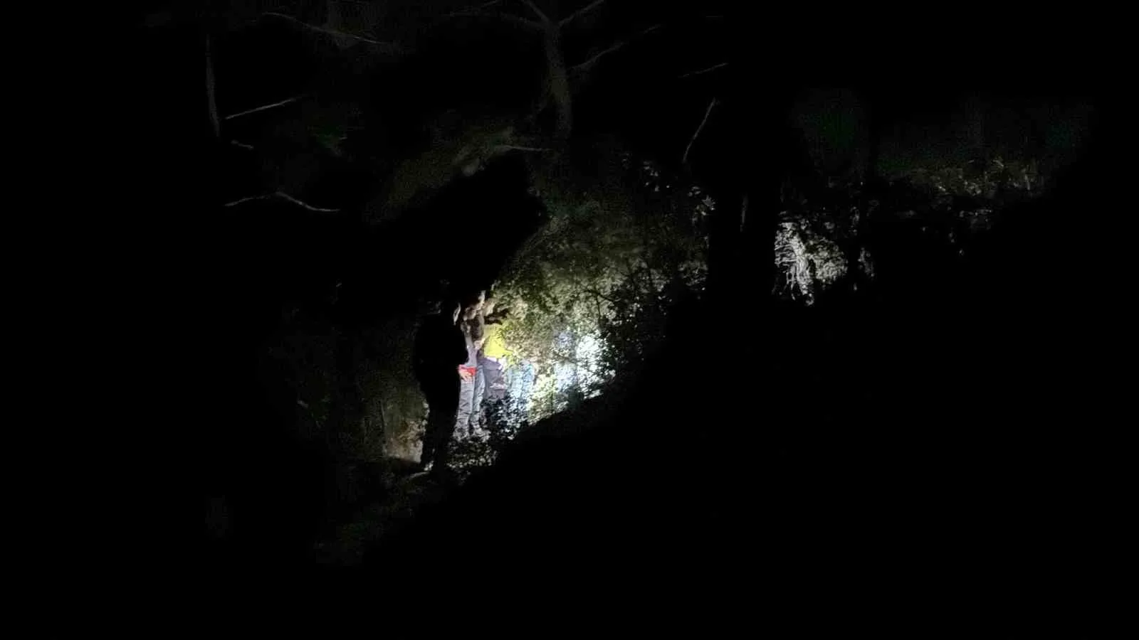 ANTALYA’NIN GAZİPAŞA İLÇESİNDE 20 YAŞINDAKİ GENÇ YOL KENARINDA  ÖLÜ BULUNDU.