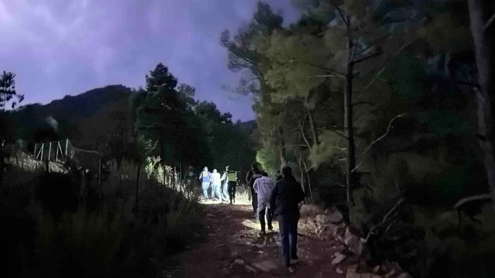 ANTALYA’NIN GAZİPAŞA İLÇESİNDE 20 YAŞINDAKİ GENÇ YOL KENARINDA  ÖLÜ BULUNDU.