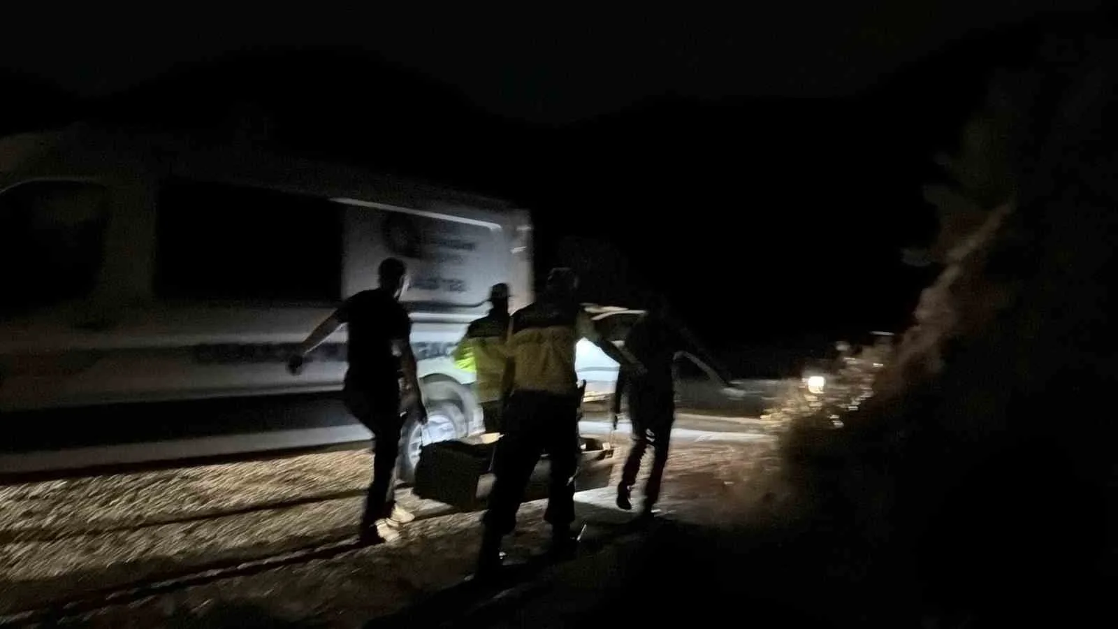 ANTALYA’NIN GAZİPAŞA İLÇESİNDE 20 YAŞINDAKİ GENÇ YOL KENARINDA  ÖLÜ BULUNDU.