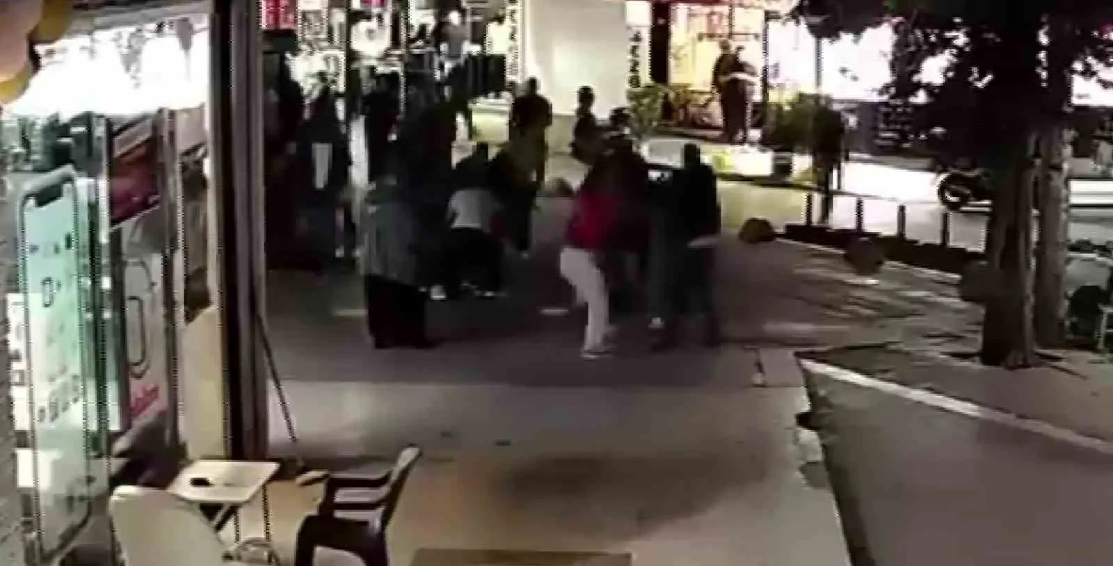 KOCAELİ'NİN GÖLCÜK İLÇESİNDE BİR KADIN İLE KIZI, CADDE ORTASINDA KALABALIK BİR GRUP TARAFINDAN DARBEDİLDİ. OLAY ANI GÜVENLİK KAMERASINA YANSIDI.