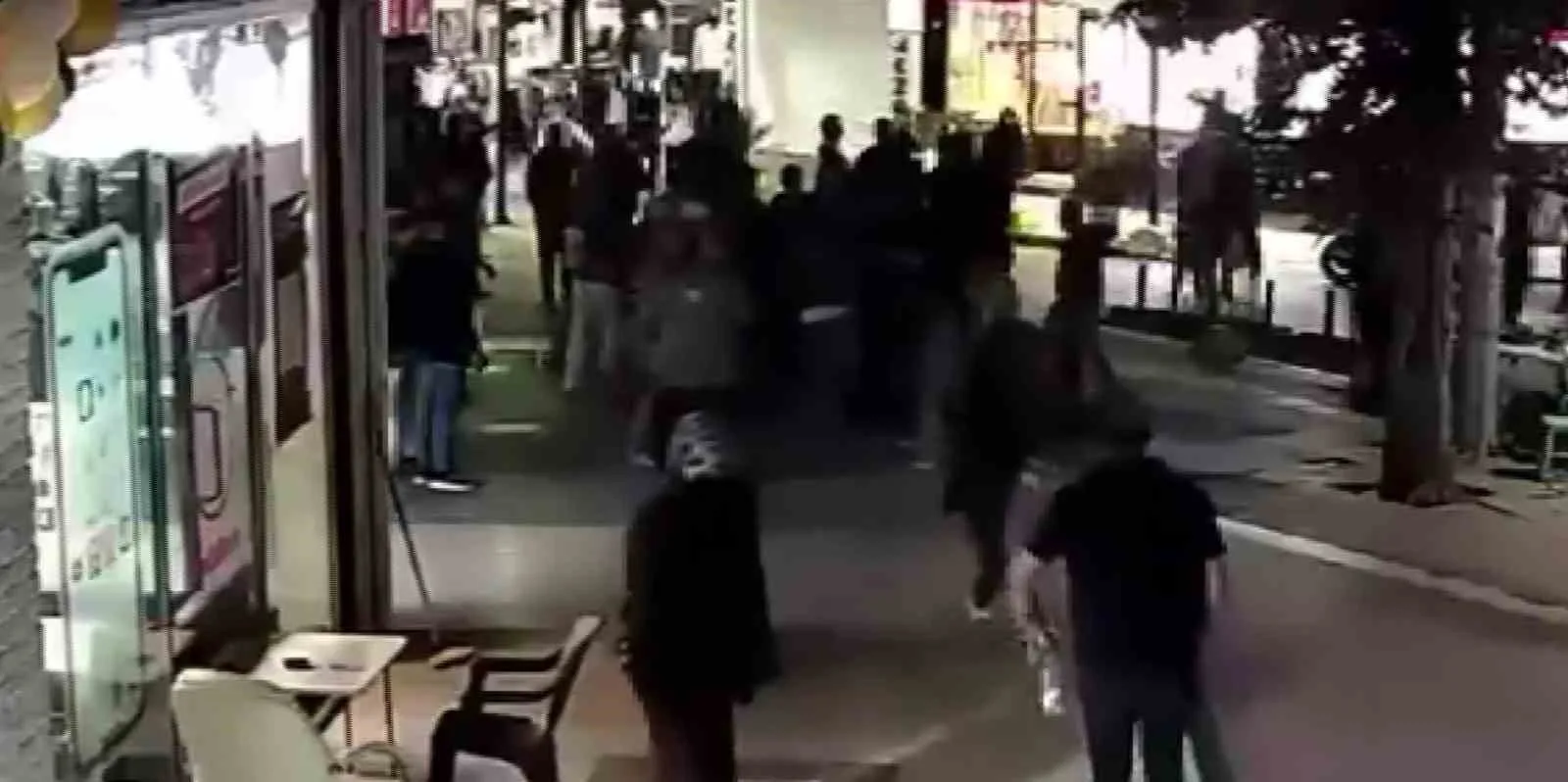 KOCAELİ'NİN GÖLCÜK İLÇESİNDE BİR KADIN İLE KIZI, CADDE ORTASINDA KALABALIK BİR GRUP TARAFINDAN DARBEDİLDİ. OLAY ANI GÜVENLİK KAMERASINA YANSIDI.