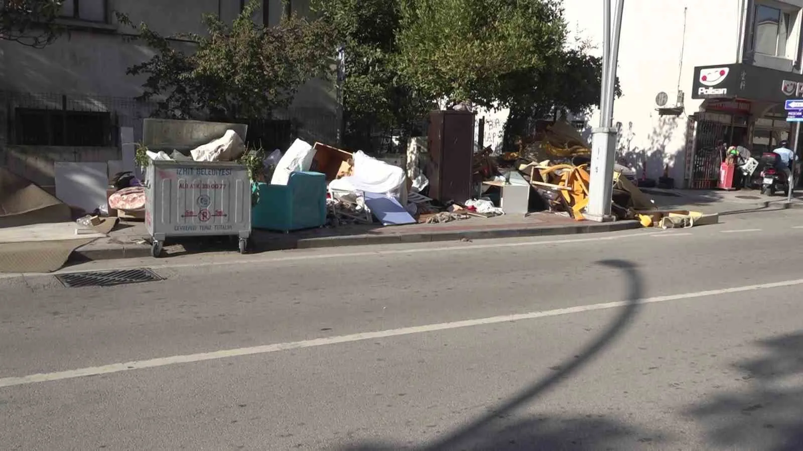 KOCAELİ’NİN İZMİT İLÇESİNDE ÇÖP KONTEYNERİ ÇEVRESİNDE BİRİKEN ATIK VE KULLANILMIŞ EV EŞYALARI KALDIRIMA TAŞTI.