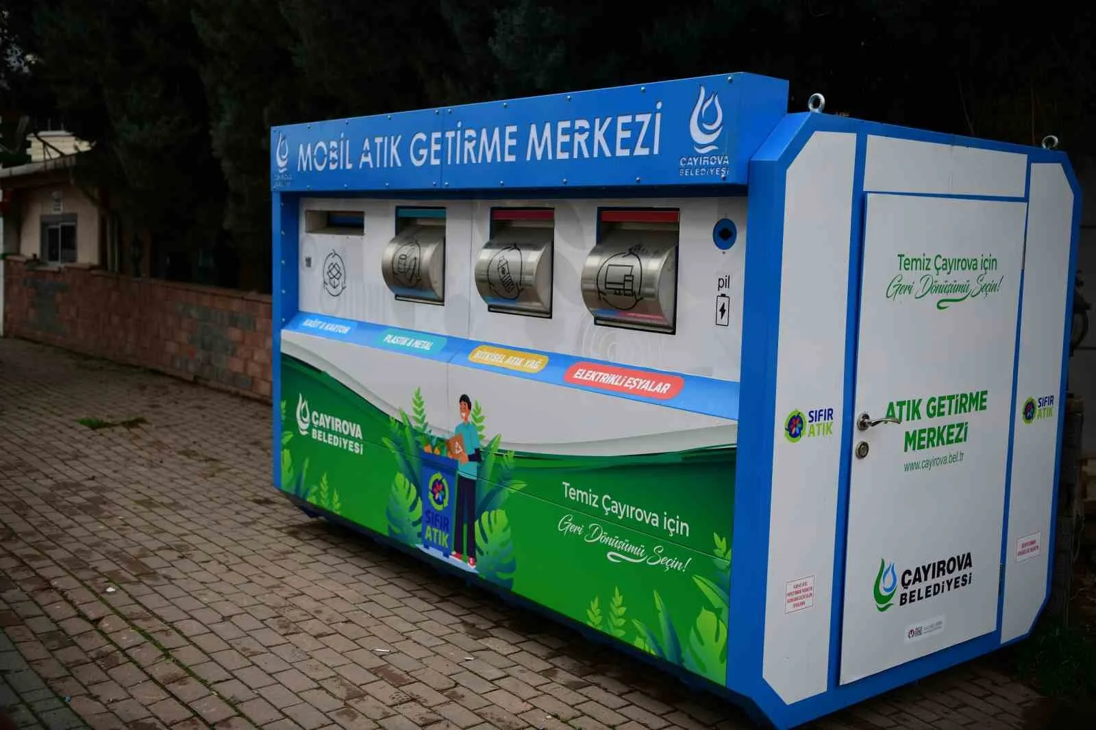 ÇAYIROVA BELEDİYESİ, KULLANILMAYAN ELEKTRONİK EŞYALARIN ÇEVREYE ZARAR VERMEDEN TOPLANMASI VE GERİ DÖNÜŞÜME KAZANDIRILMASI AMACIYLA İLÇE SAKİNLERİNE YÖNELİK BİLGİLENDİRME YAPTI.