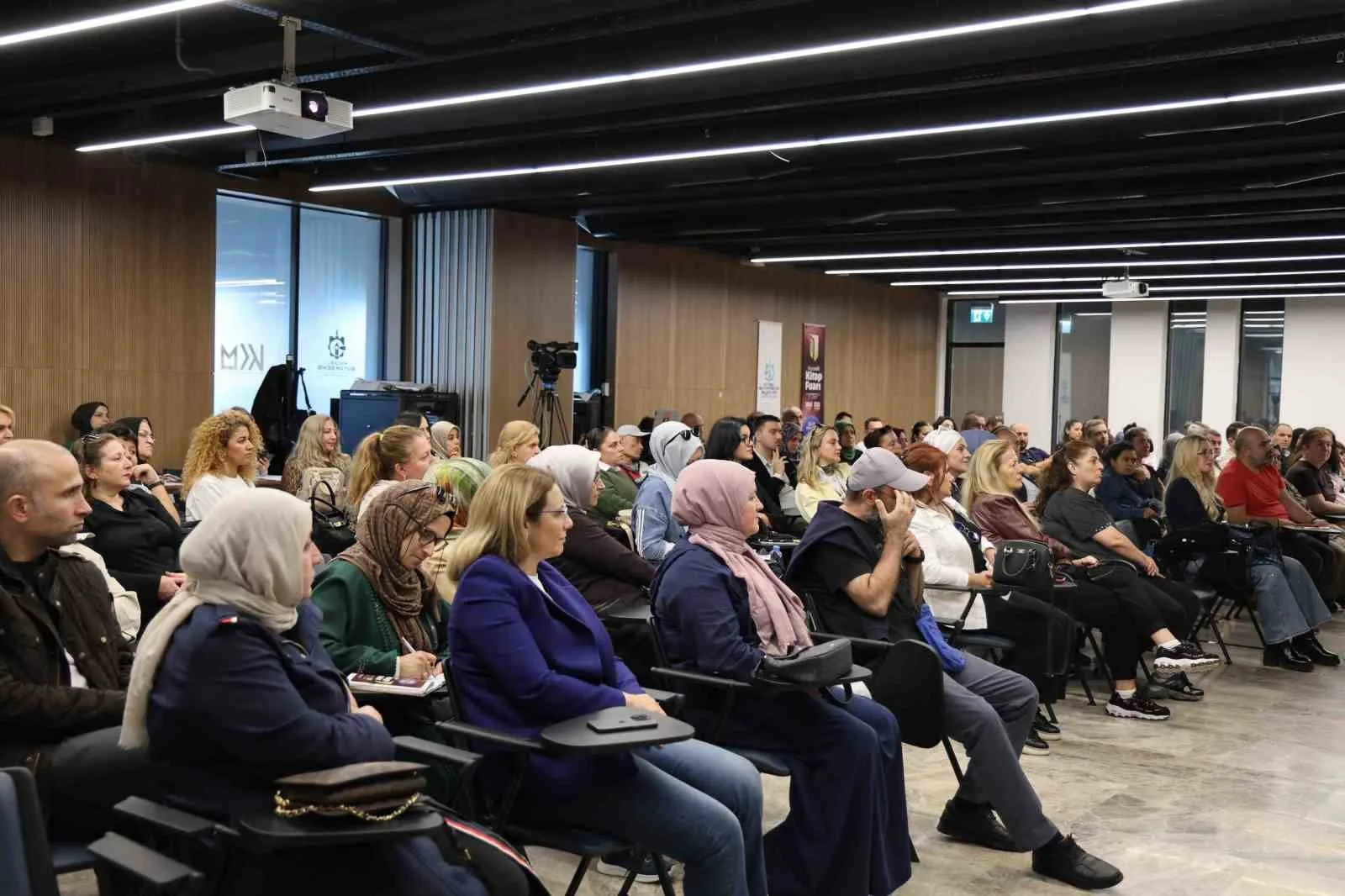 KOCAELİ KİTAP FUARI’NDA İNSAN ZEKASI VE POTANSİYELİNİ ANLATAN PROF. DR. UĞUR BATI, İNSANLARIN SAHİP OLDUKLARI KAPASİTENİN ÇOK KÜÇÜK BİR BÖLÜMÜNÜ KULLANDIĞINA DİKKAT ÇEKTİ. BATI, UYGUN EĞİTİM VE ÇEVRE KOŞULLARIYLA BİREYLERİN BUGÜNKÜ PERFORMANSLARININ 10 KATINA ULAŞABİLECEĞİNİ SÖYLEDİ.