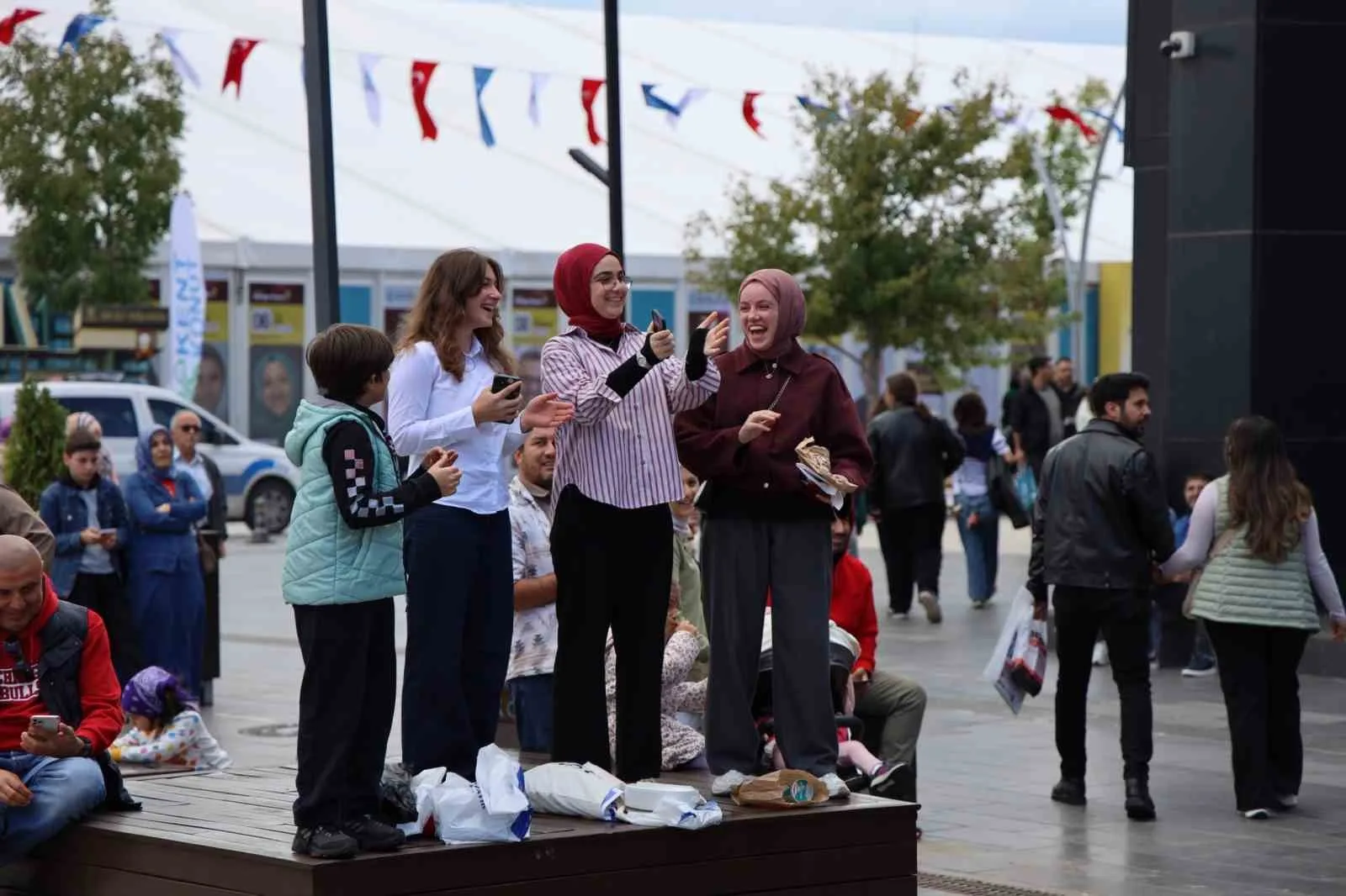 KOCAELİ'DE DÜZENLENEN ÖDÜLLÜ KAHOOT YARIŞMASI, ZİYARETÇİLERE KİTAP VE BİLGİ DOLU ETKİNLİKLER ARASINDA REKABET DOLU ANLAR YAŞATIYOR. ÇOCUK, GENÇ VE YETİŞKİNLERİN KATILDIĞI YARIŞMADA, YAKLAŞIK 15 SORUYA EN HIZLI VE DOĞRU YANITI VERENLER SIRALAMADA ÖNE GEÇEREK ÖDÜLLERE UZANIYOR.