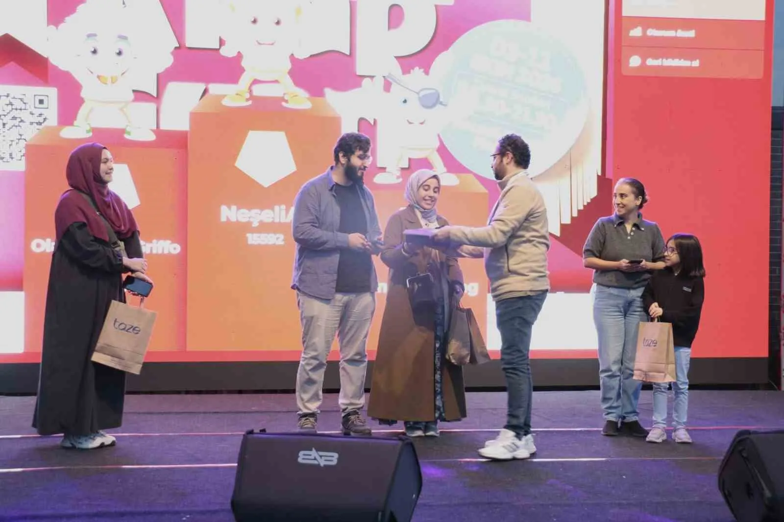 KOCAELİ'DE DÜZENLENEN ÖDÜLLÜ KAHOOT YARIŞMASI, ZİYARETÇİLERE KİTAP VE BİLGİ DOLU ETKİNLİKLER ARASINDA REKABET DOLU ANLAR YAŞATIYOR. ÇOCUK, GENÇ VE YETİŞKİNLERİN KATILDIĞI YARIŞMADA, YAKLAŞIK 15 SORUYA EN HIZLI VE DOĞRU YANITI VERENLER SIRALAMADA ÖNE GEÇEREK ÖDÜLLERE UZANIYOR.