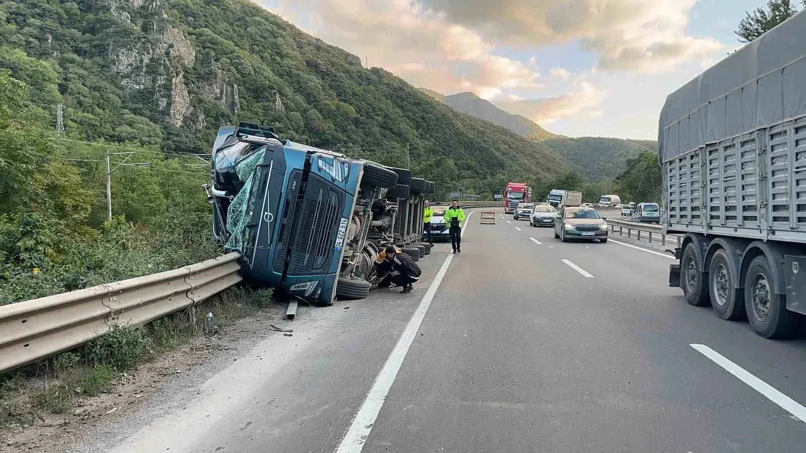 SAKARYA'NIN GEYVE İLÇESİNDE TUĞLA YÜKLÜ TIRIN DEVRİLMESİ SONUCU MEYDANA GELEN TRAFİK KAZASINDA SÜRÜCÜ HAFİF ŞEKİLDE YARALANDI.