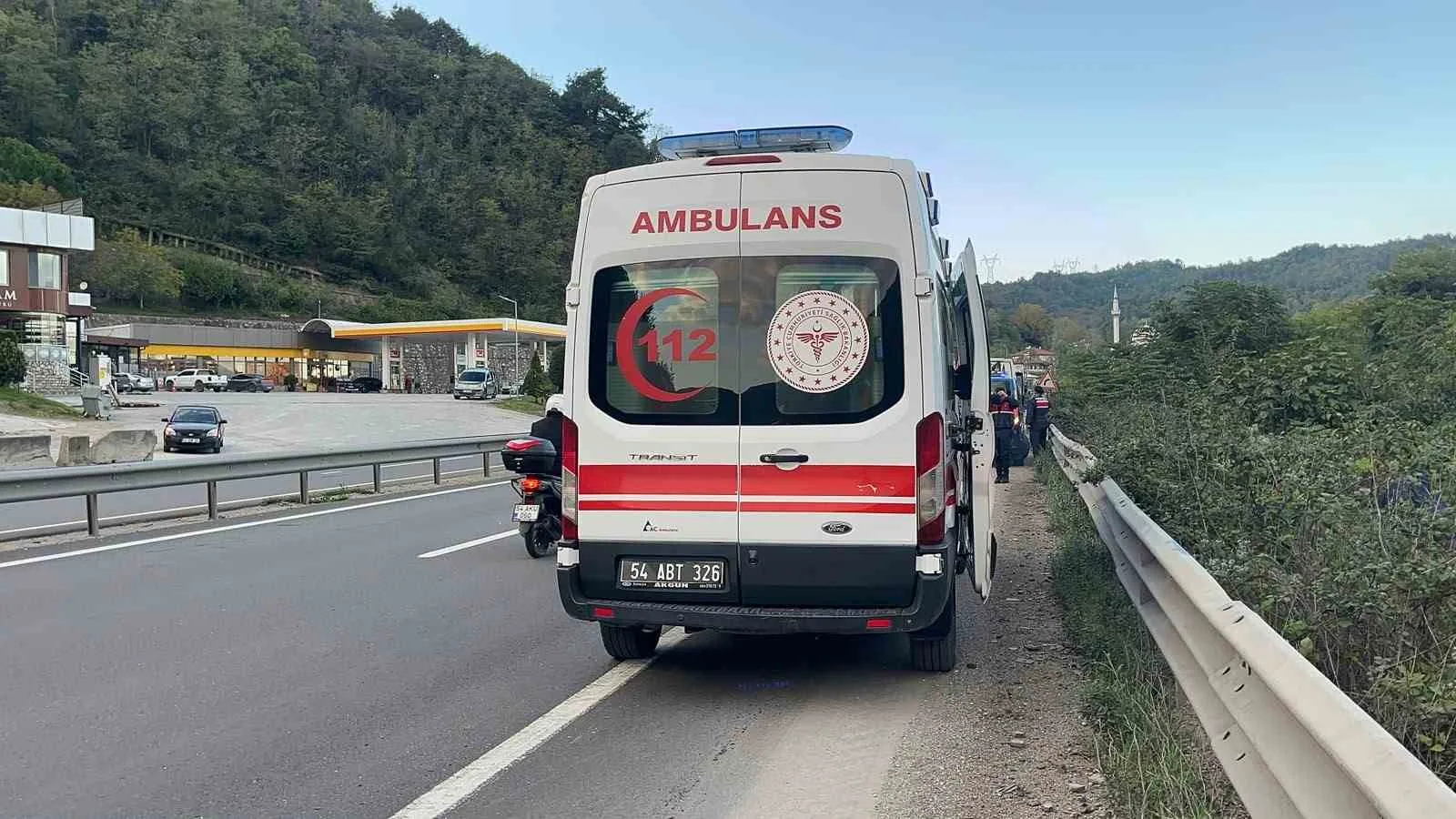 SAKARYA'NIN GEYVE İLÇESİNDE TUĞLA YÜKLÜ TIRIN DEVRİLMESİ SONUCU MEYDANA GELEN TRAFİK KAZASINDA SÜRÜCÜ HAFİF ŞEKİLDE YARALANDI.