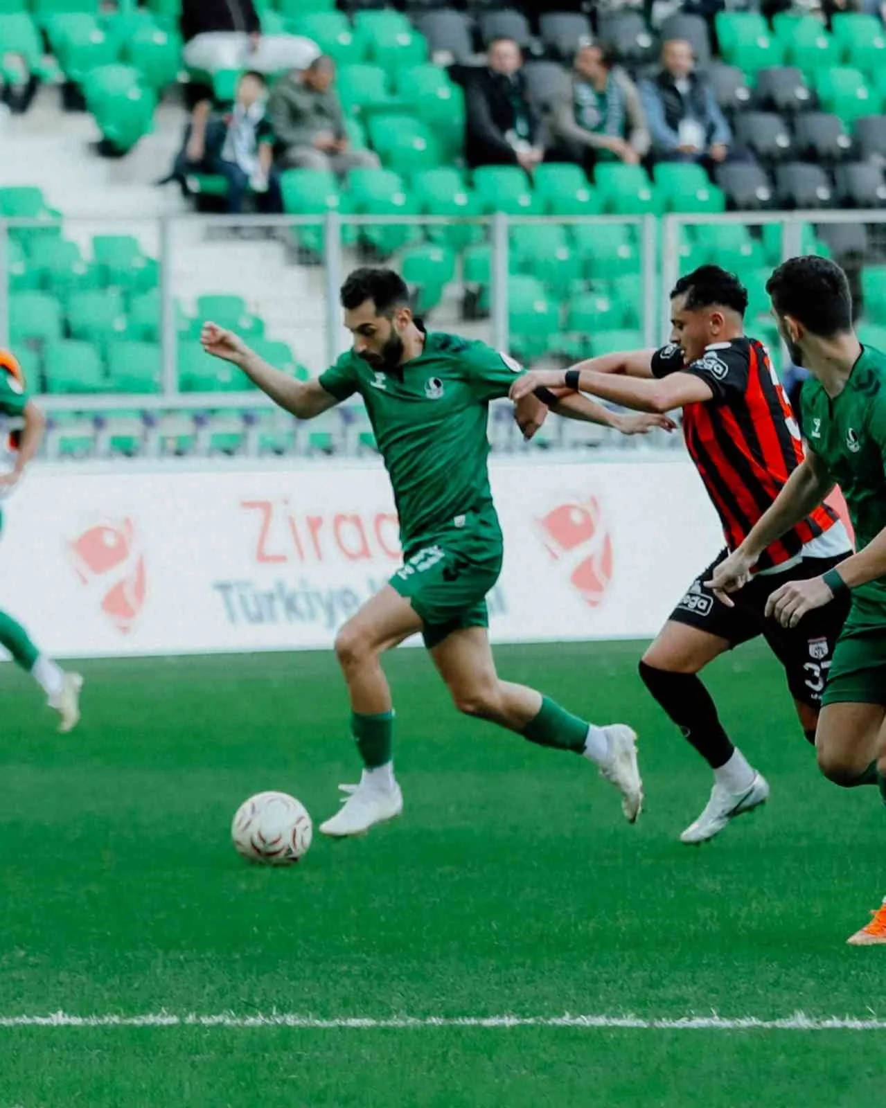 ZİRAAT TÜRKİYE KUPASI 2. TUR MAÇINDA SAKARYASPOR, KONUK ETTİĞİ BARTIN TEMSİLCİSİ ARİT KAYADİBİSPOR'U 1-0 MAĞLUP EDEREK ÜST TURA YÜKSELDİ.