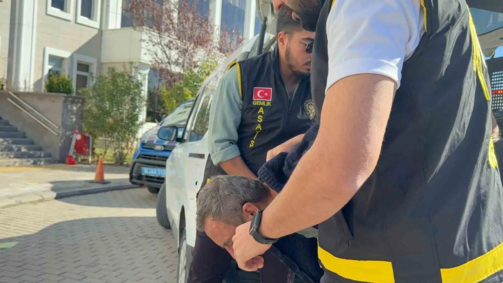 BURSA'NIN GEMLİK İLÇESİNDE YAŞLI KARI KOCANIN EVLERİNDE ÖLDÜRÜLMESİYLE İLGİLİ GÖZALTINA ALINAN 46 YAŞINDAKİ K.S., ÇIKARILDIĞI MAHKEMECE TUTUKLANARAK CEZAEVİNE GÖNDERİLDİ.