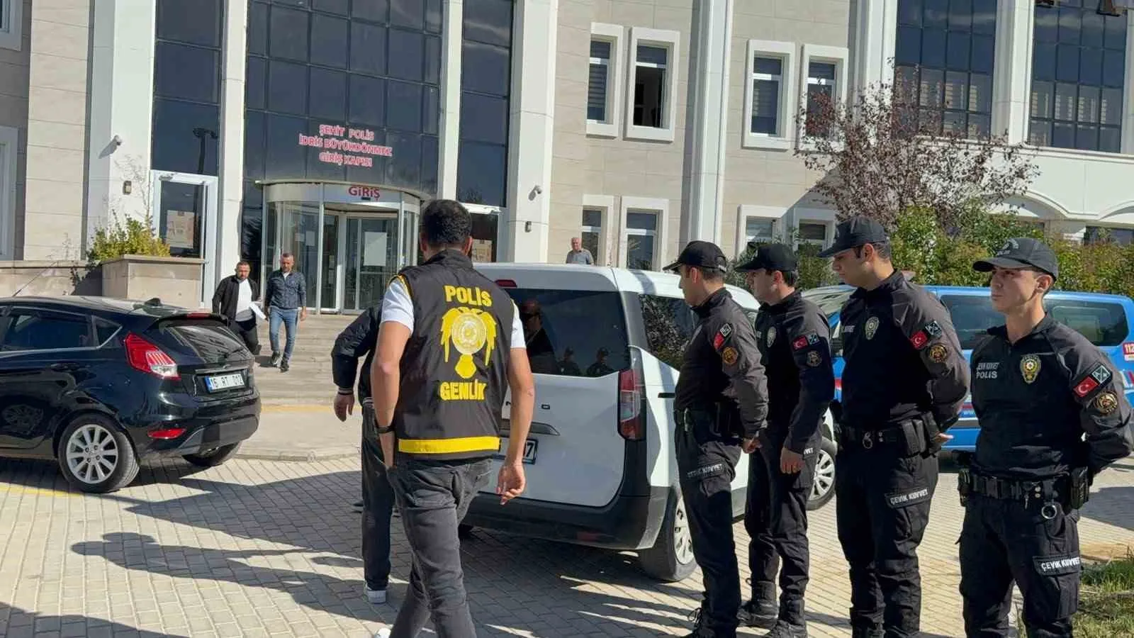 BURSA'NIN GEMLİK İLÇESİNDE YAŞLI KARI KOCANIN EVLERİNDE ÖLDÜRÜLMESİYLE İLGİLİ GÖZALTINA ALINAN 46 YAŞINDAKİ K.S., ÇIKARILDIĞI MAHKEMECE TUTUKLANARAK CEZAEVİNE GÖNDERİLDİ.