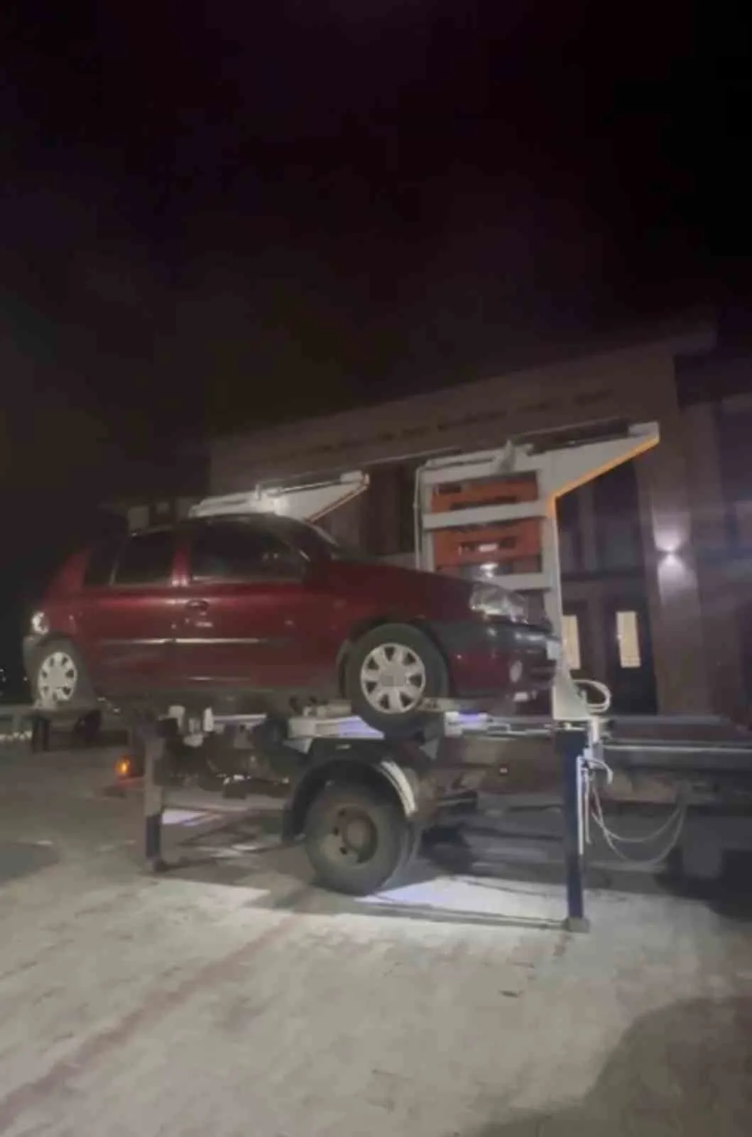 KONYA'DA ŞEHİRLERARASI KARA YOLUNDA TERS YÖNDE SEYREDEREK KAZAYA DAVETİYE ÇIKARAN OTOMOBİL GÖRÜNTÜLERİNİN YAYINLANMASININ ARDINDAN POLİS TARAFINDAN YAKALANDI. SÜRÜCÜYE 90 BİN LİRA CEZA UYGULANIRKEN, EHLİYETİNE EL KONULDU, ARAÇ TRAFİKTEN MENEDİLDİ.