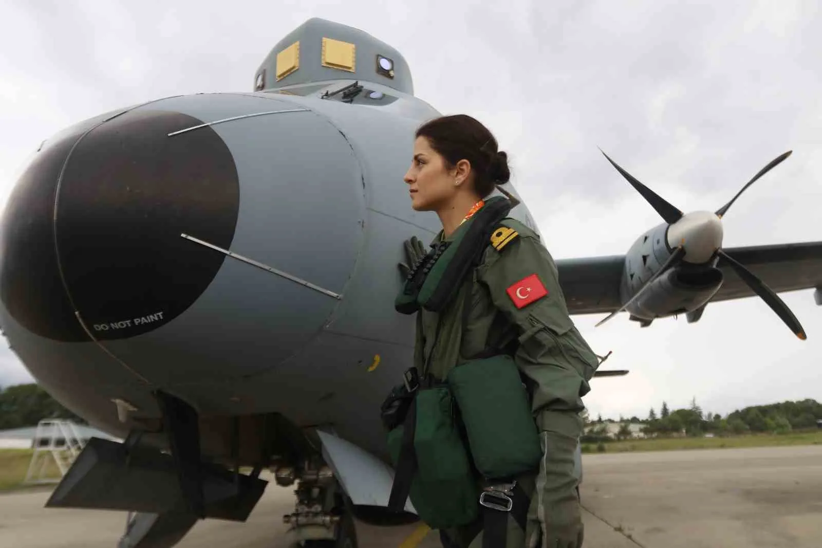 TÜRK DENİZ KUVVETLERİ TARİHİNDE BİR İLK YAŞANDI. BABASI UZMAN ÇAVUŞ OLAN HİLAL AYDIN, ZORLU EĞİTİMLERİ BAŞARIYLA TAMAMLAYARAK TÜRK DENİZ KUVVETLERİ'NİN İLK KADIN UÇAK PİLOTU OLDU.