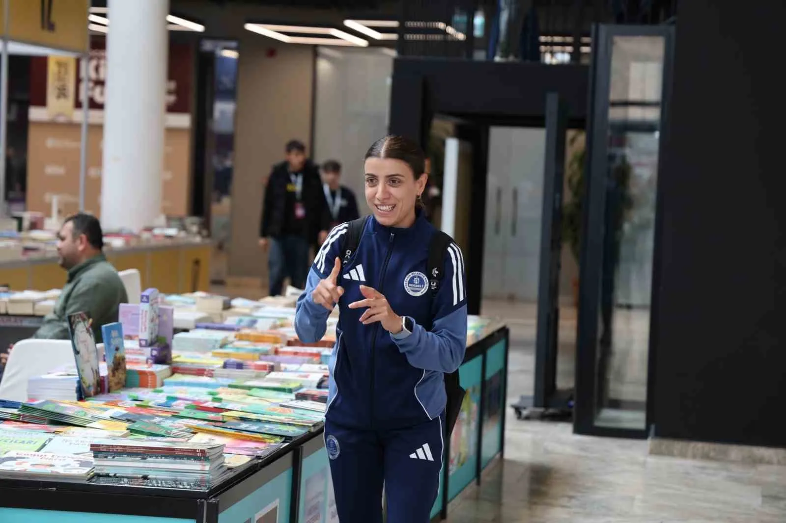 ULUSLARARASI 16. KOCAELİ KİTAP FUARI'NI ZİYARET EDEN İŞİTME ENGELLİ KAĞITSPOR KARATE SPORCUSU İREM TOPALOĞLU, İŞARET DİLİ ÇEVİRİSİYLE DÜZENLENEN SÖYLEŞİLERE KATILARAK KİTAP VE KÜLTÜR ETKİNLİKLERİNİ TAKİP ETTİ.