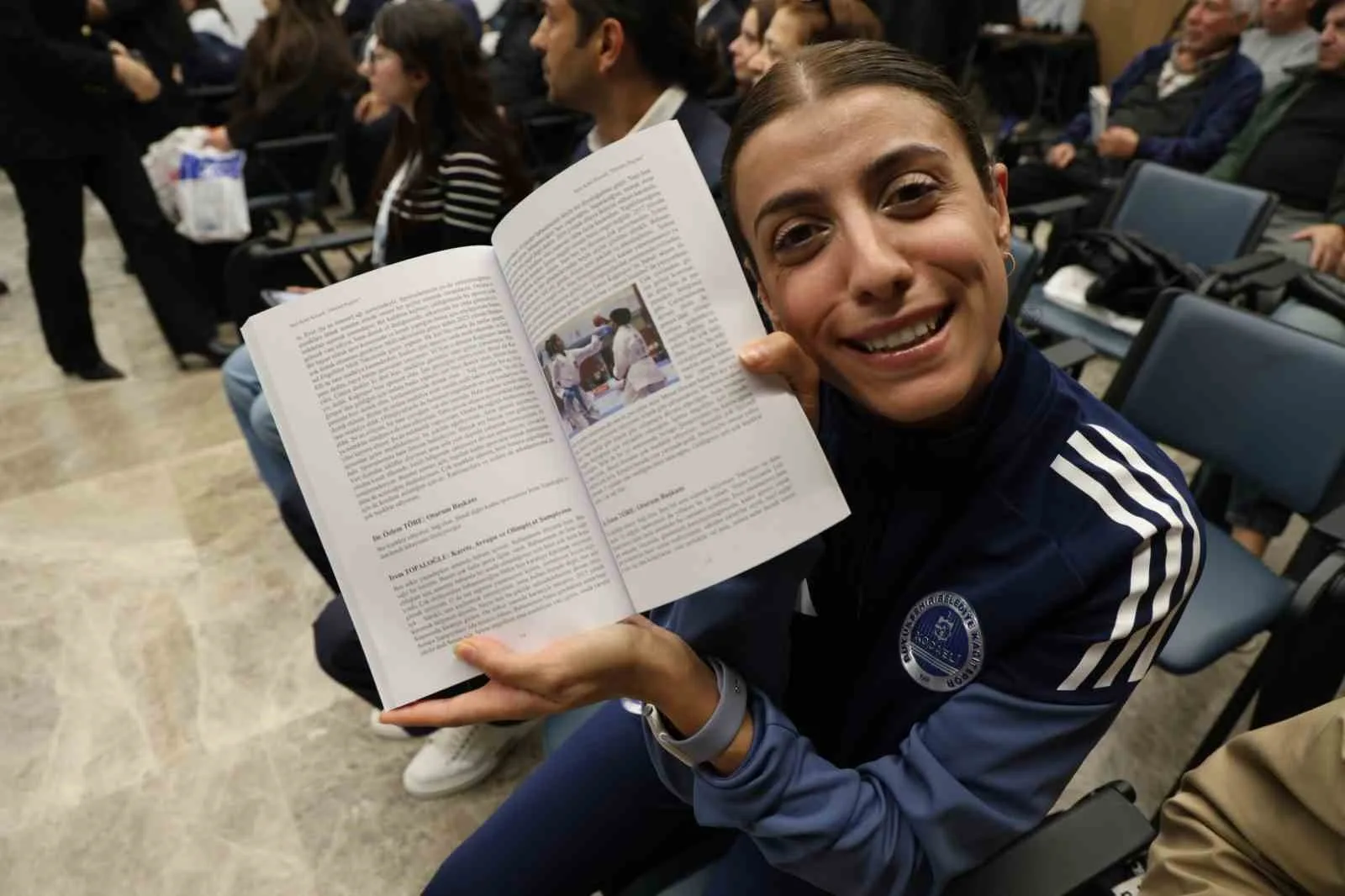 ULUSLARARASI 16. KOCAELİ KİTAP FUARI'NI ZİYARET EDEN İŞİTME ENGELLİ KAĞITSPOR KARATE SPORCUSU İREM TOPALOĞLU, İŞARET DİLİ ÇEVİRİSİYLE DÜZENLENEN SÖYLEŞİLERE KATILARAK KİTAP VE KÜLTÜR ETKİNLİKLERİNİ TAKİP ETTİ.