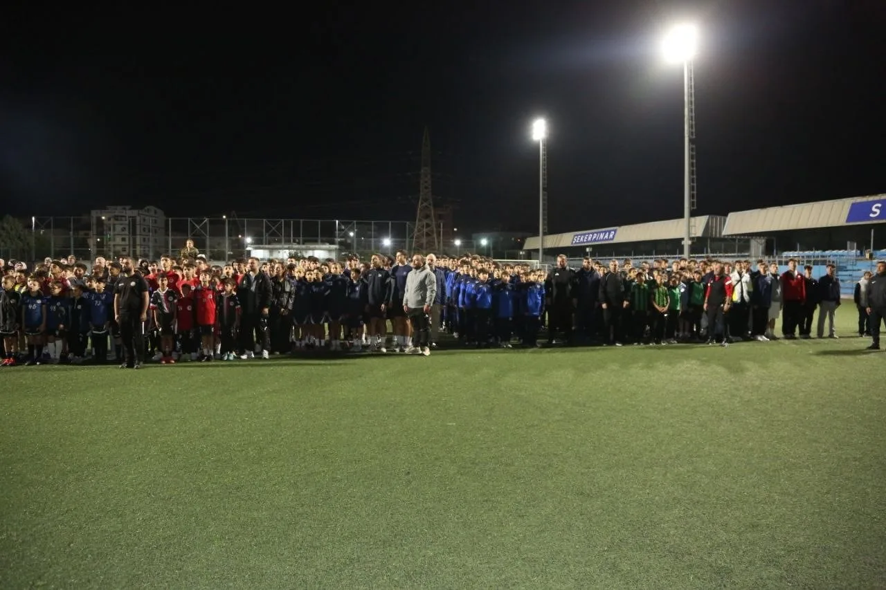 ÇAYIROVA KULÜPLER BİRLİĞİ TARAFINDAN DÜZENLENEN PROGRAMLA İLÇEDEKİ AMATÖR SPOR KULÜPLERİNİN YENİ SEZONU AÇILDI.