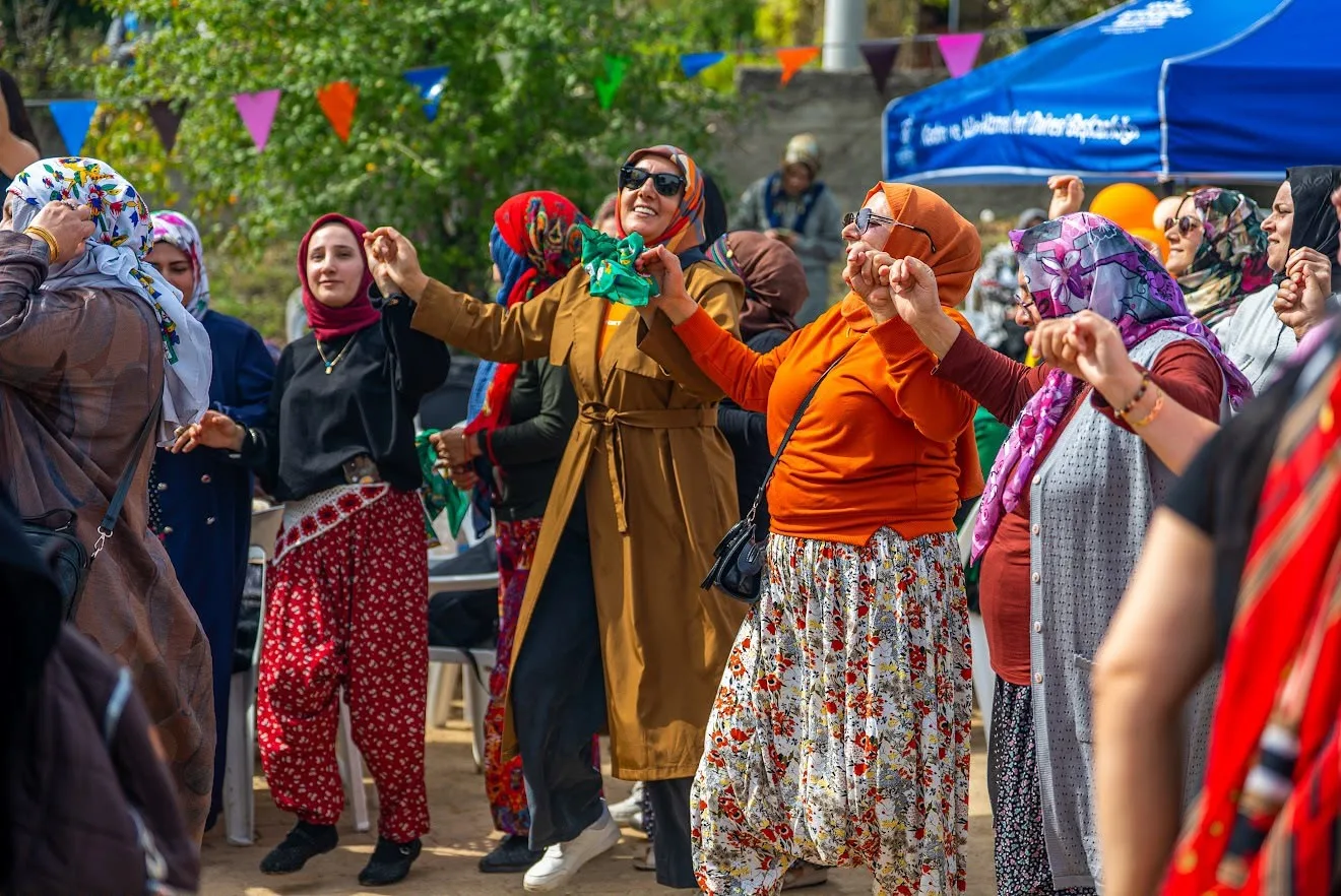 KOCAELİ'NİN GEBZE İLÇESİ DURAKLI MAHALLESİ'NDE DÜZENLENEN ETKİNLİKTE ŞALVARLARINI GİYEN KADINLAR, MÜZİK EŞLİĞİNDE DANS EDİP EGZERSİZ YAPTI, ARDINDAN İMECE USULÜYLE KIŞLIK HAZIRLIKLARA KATILDI.