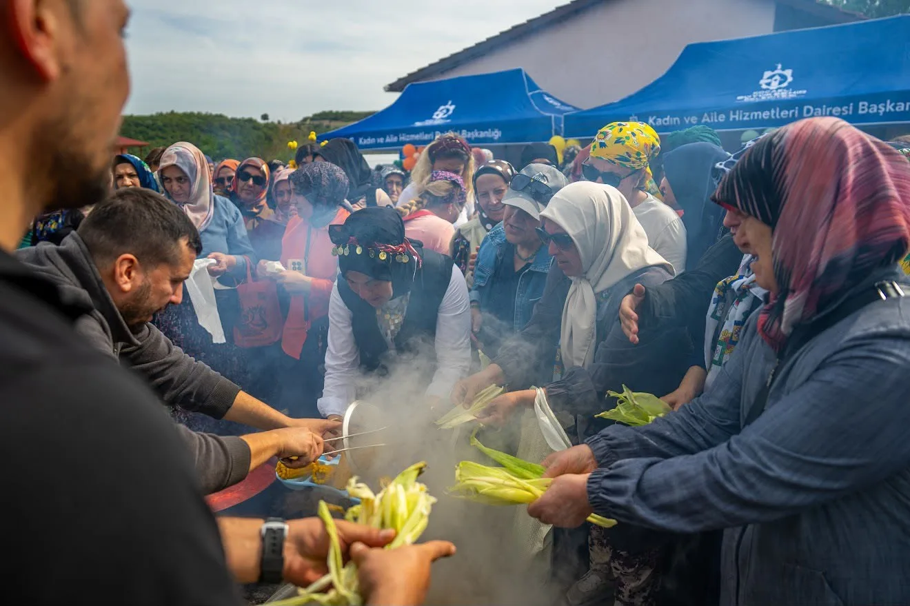 KOCAELİ'NİN GEBZE İLÇESİ DURAKLI MAHALLESİ'NDE DÜZENLENEN ETKİNLİKTE ŞALVARLARINI GİYEN KADINLAR, MÜZİK EŞLİĞİNDE DANS EDİP EGZERSİZ YAPTI, ARDINDAN İMECE USULÜYLE KIŞLIK HAZIRLIKLARA KATILDI.