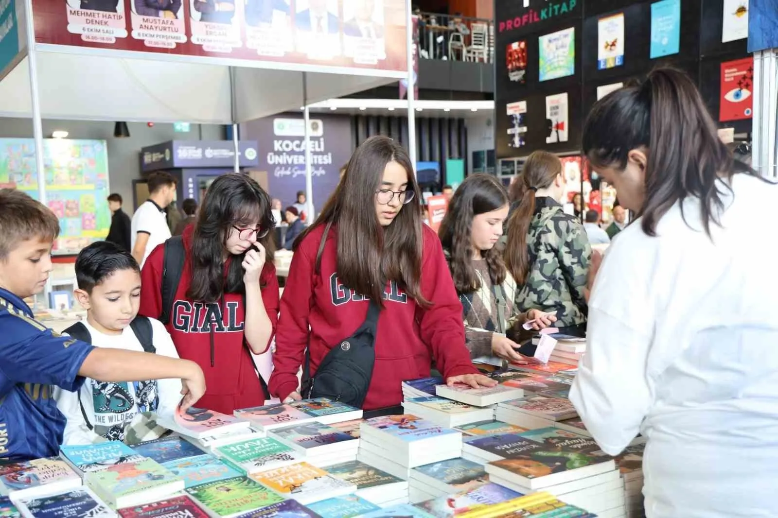 KOCAELİ BÜYÜKŞEHİR BELEDİYESİ TARAFINDAN DÜZENLENEN 16. ULUSLARARASI KOCAELİ KİTAP FUARI, FARKLI İLÇELERDEN GELEN ÖĞRENCİLERİ KİTAPLARLA BULUŞTURUYOR.