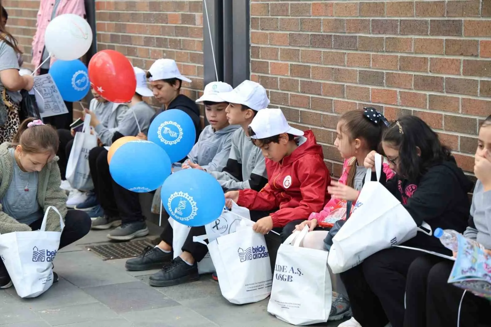 KOCAELİ BÜYÜKŞEHİR BELEDİYESİ TARAFINDAN DÜZENLENEN 16. ULUSLARARASI KOCAELİ KİTAP FUARI, FARKLI İLÇELERDEN GELEN ÖĞRENCİLERİ KİTAPLARLA BULUŞTURUYOR.