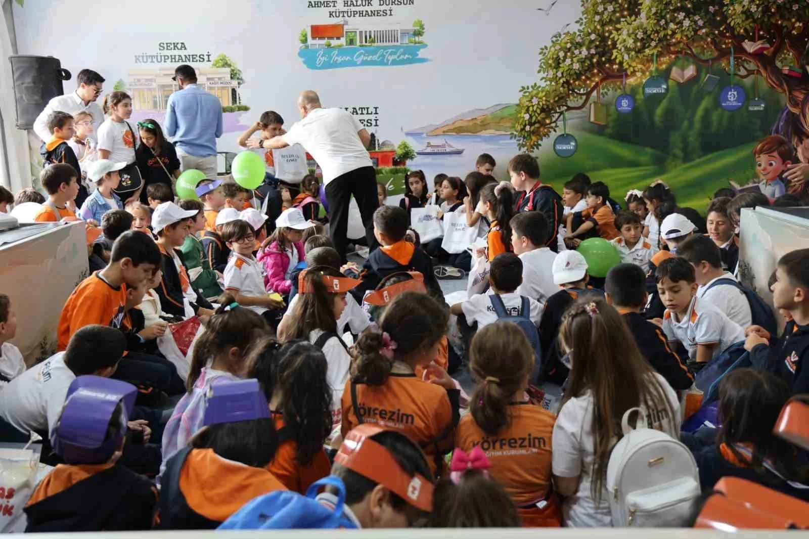 KOCAELİ BÜYÜKŞEHİR BELEDİYESİ TARAFINDAN DÜZENLENEN 16. ULUSLARARASI KOCAELİ KİTAP FUARI, FARKLI İLÇELERDEN GELEN ÖĞRENCİLERİ KİTAPLARLA BULUŞTURUYOR.
