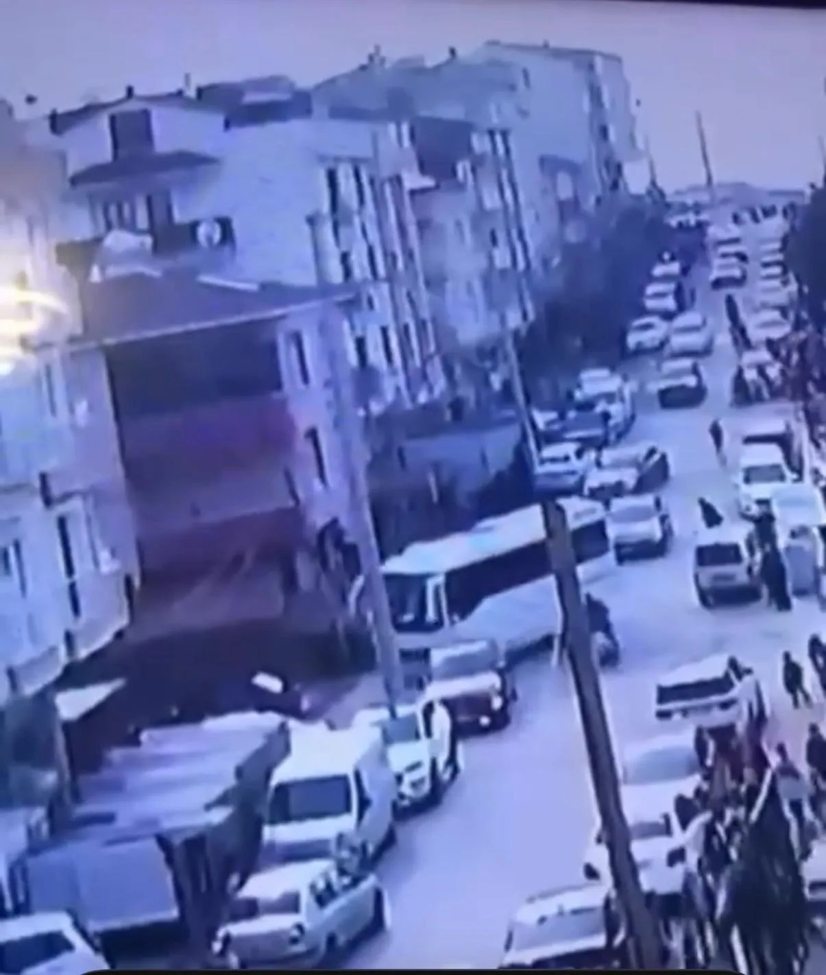 4 ŞUBAT'TA OKUL ÇIKIŞI SERVİSE BİNMEK İÇİN YOLUN KARŞISINA GEÇMEYE ÇALIŞAN 1. SINIF ÖĞRENCİSİ ELA TABAKOĞLU, SERVİS MİNİBÜSÜNÜN ÇARPMASI SONUCU OLAY YERİNDE HAYATINI KAYBETMİŞTİ.