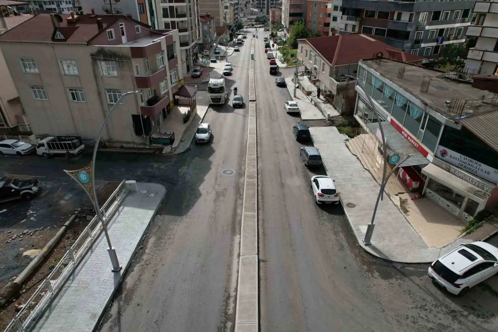 ÇAYIROVA'DA YAVUZ SULTAN SELİM CADDESİ İLE İSTİKLAL CADDESİ ARASINDAKİ BAĞLANTIYI SAĞLAYAN UĞUR MUMCU CADDESİ, ALTYAPI VE ÜSTYAPI ÇALIŞMALARIYLA YENİLENDİ.