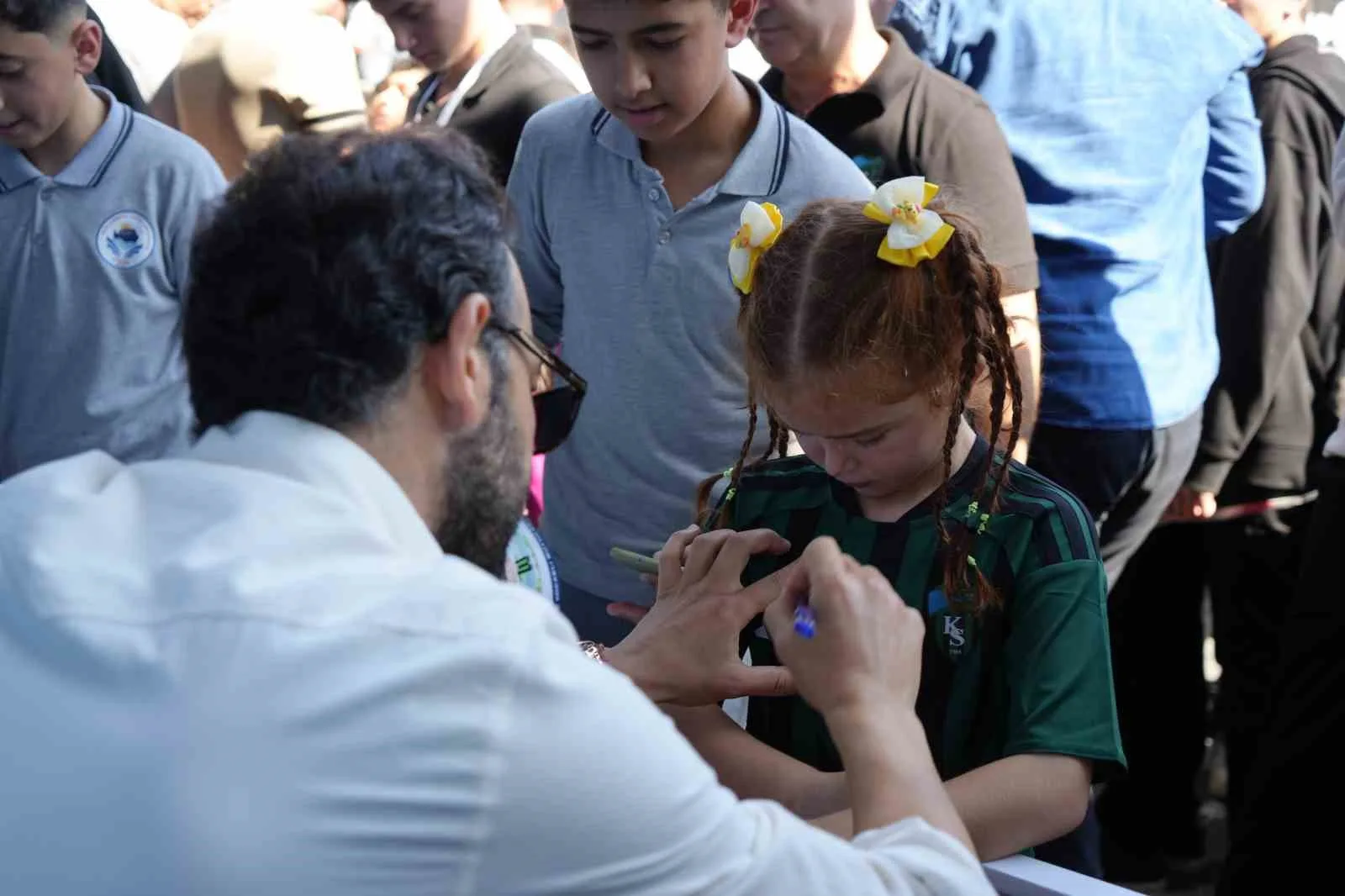 ETKİNLİKTE DÜZENLENEN BİLGİ YARIŞMASINDA DERECEYE GİRENLERE İMZALI FORMALAR HEDİYE EDİLİRKEN, İMZA PROGRAMINA TARAFTARLAR YOĞUN İLGİ GÖSTERDİ.