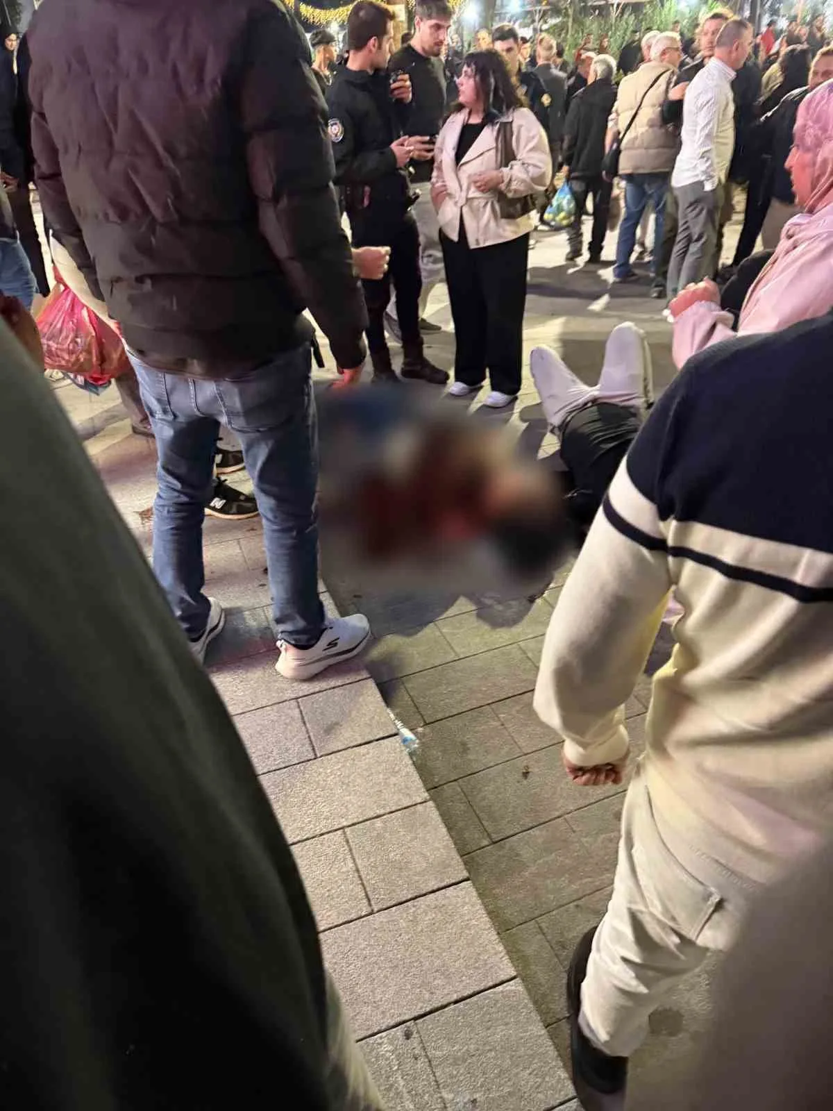 KOCAELİ'NİN İZMİT İLÇESİNDE SOKAKTA FENALAŞARAK YERE DÜŞEN KANSER HASTASI BİR VATANDAŞ, AĞIR YARALI OLARAK KALDIRILDIĞI HASTANEDE HAYATINI KAYBETTİ.