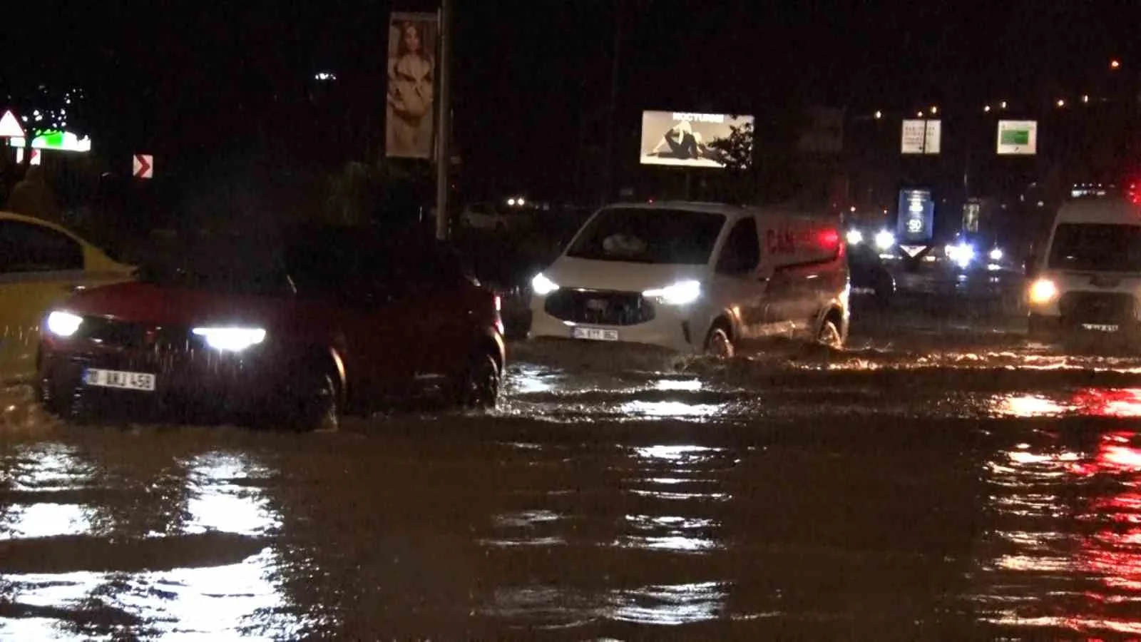 SARIYER AYAZAĞA’DA ETKİLİ OLAN ŞİDDETLİ SAĞANAK YAĞIŞ NEDENİYLE KEMERBURGAZ CADDESİ GÖLE DÖNDÜ. SÜRÜCÜLER SUYLA KAPLANAN YOLDA İLERLEMEKTE GÜÇLÜK ÇEKERKEN, BAZI ARAÇLARIN KONTAK KAPATARAK YOL KENARINDA BIRAKILDIĞI GÖRÜLDÜ.
