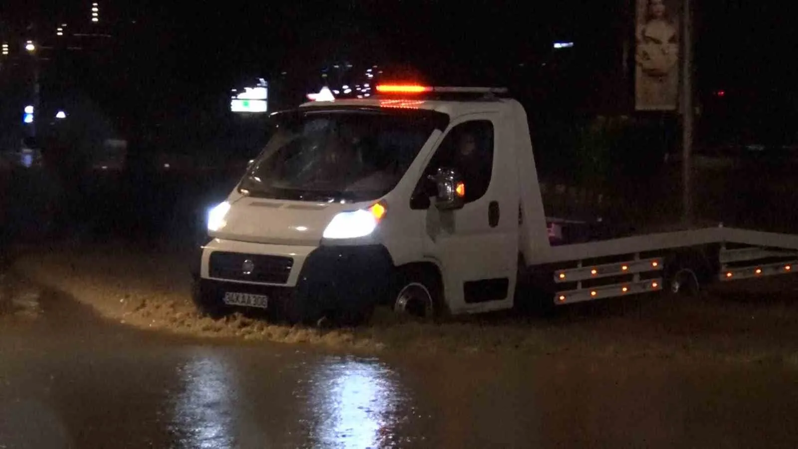 SARIYER AYAZAĞA’DA ETKİLİ OLAN ŞİDDETLİ SAĞANAK YAĞIŞ NEDENİYLE KEMERBURGAZ CADDESİ GÖLE DÖNDÜ. SÜRÜCÜLER SUYLA KAPLANAN YOLDA İLERLEMEKTE GÜÇLÜK ÇEKERKEN, BAZI ARAÇLARIN KONTAK KAPATARAK YOL KENARINDA BIRAKILDIĞI GÖRÜLDÜ.